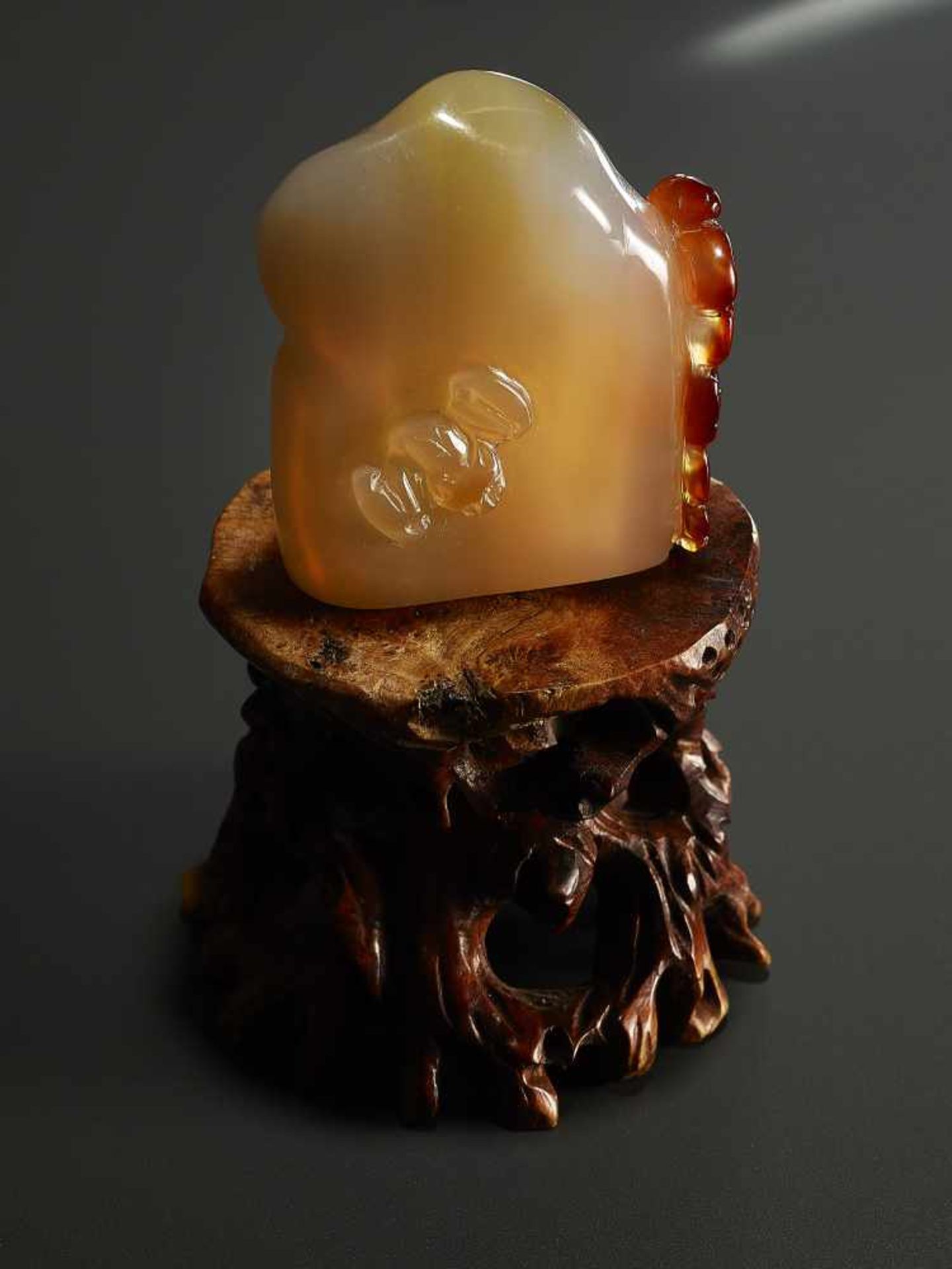 A CARNELIAN AGATE DRAGON BOULDER QINGChina, 1750-1850. Carved from blueish-ochre agate with a single - Image 2 of 8