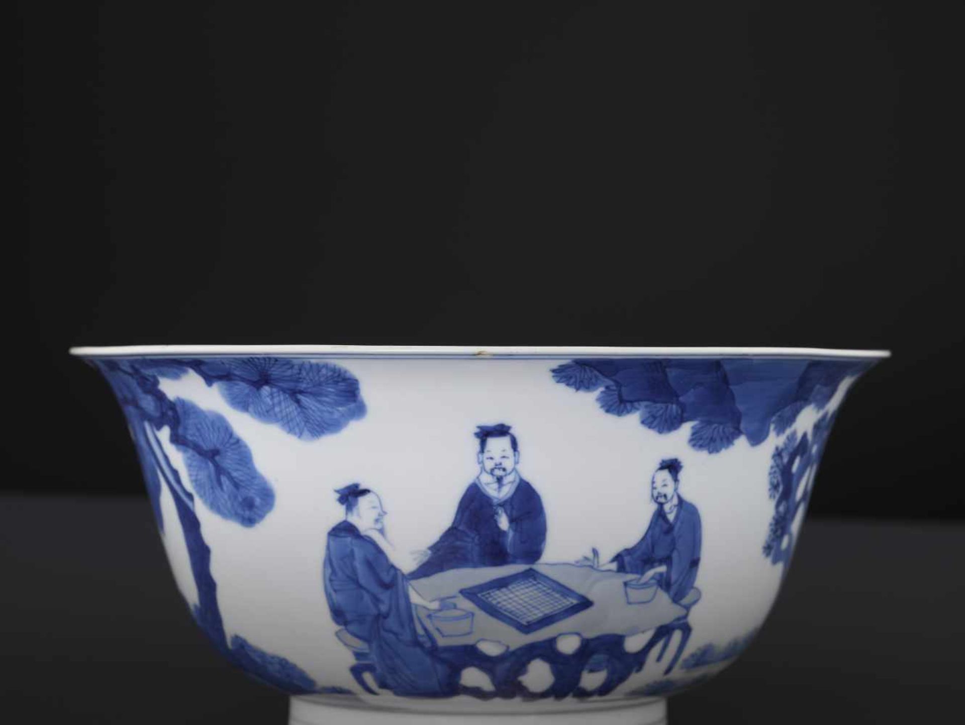 A KANGXI PERIOD WEIQI PLAYER BOWLChina, 1662-1722. Skillfully painted in striking cobalt-blue with - Image 5 of 11