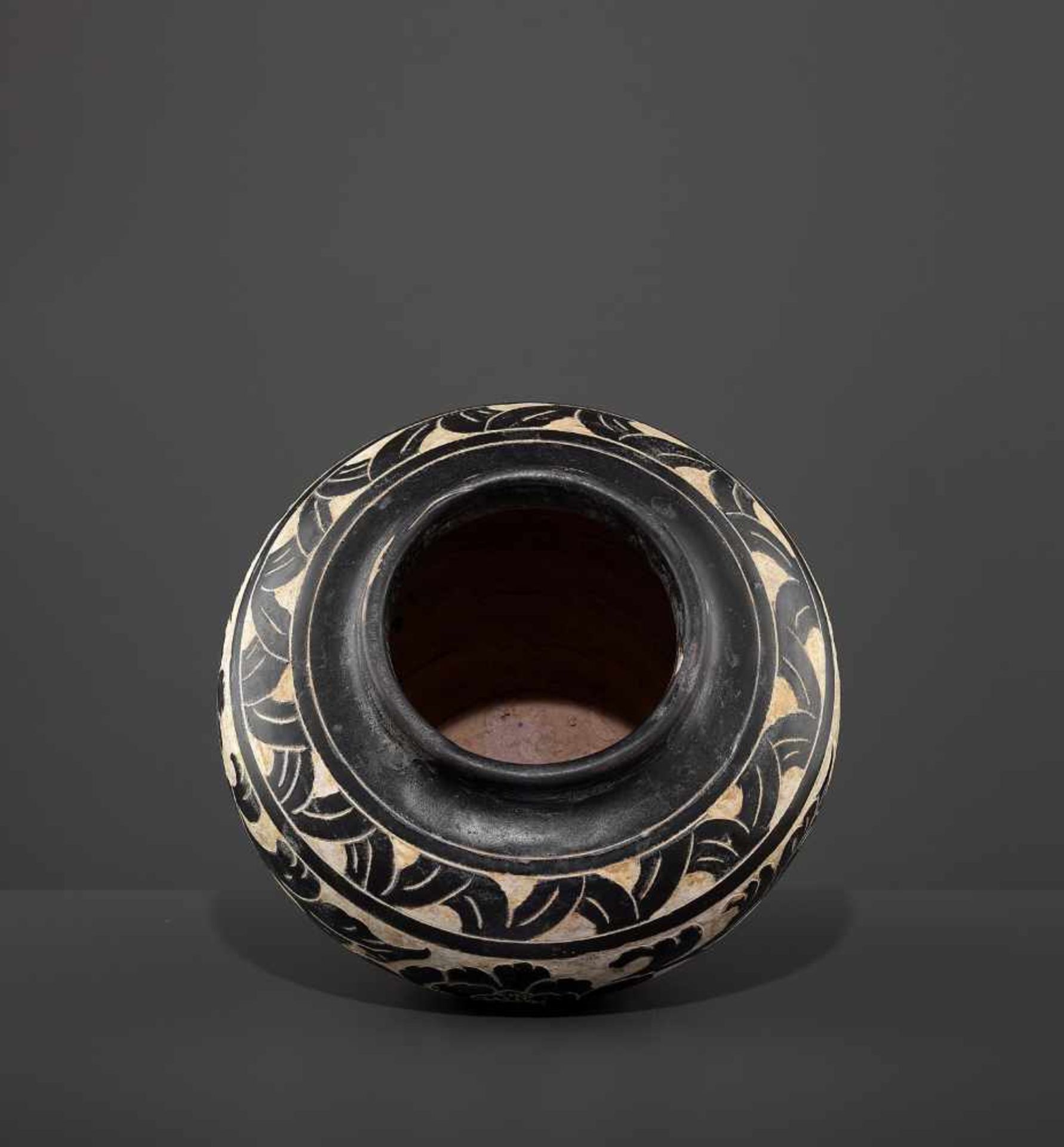 A SMALL CARVED CIZHOU JAR, JIN China, Jin dynasty (1115-1234). Freely carved through the brown - Image 7 of 10