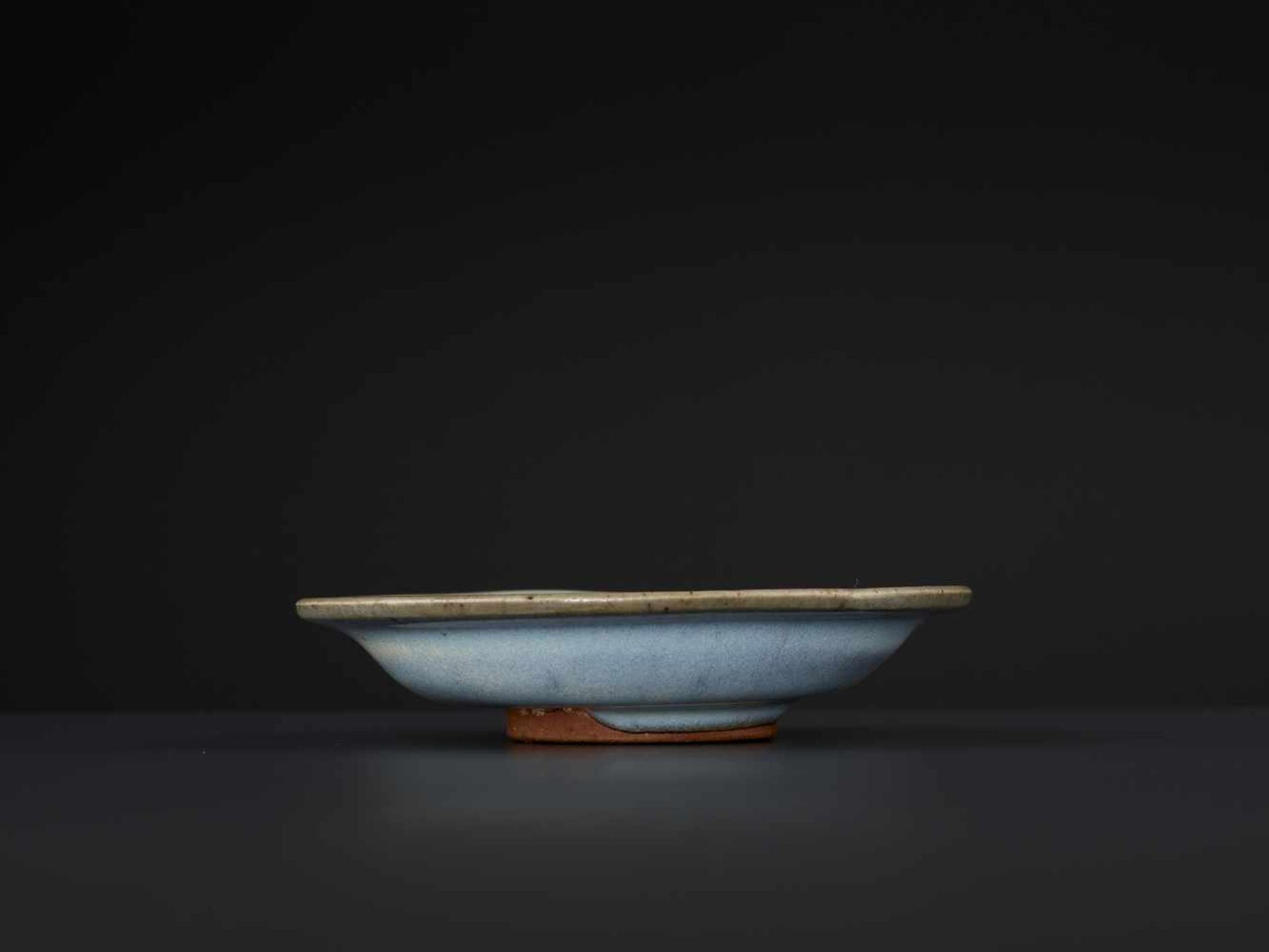 A JUNYAO DISH, SONG DYNASTYChina, 12th-13th century. Finely potted with shallow sides and a - Bild 4 aus 8