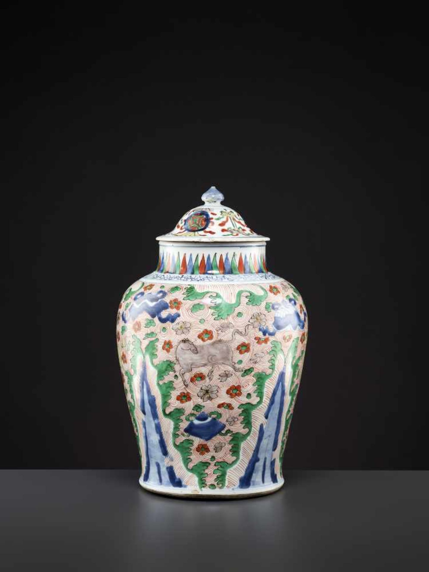 A LIDDED WUCAI VASE, MING DYNASTY China, 16th - 17th century. Freely painted in underglaze blue, - Bild 6 aus 9