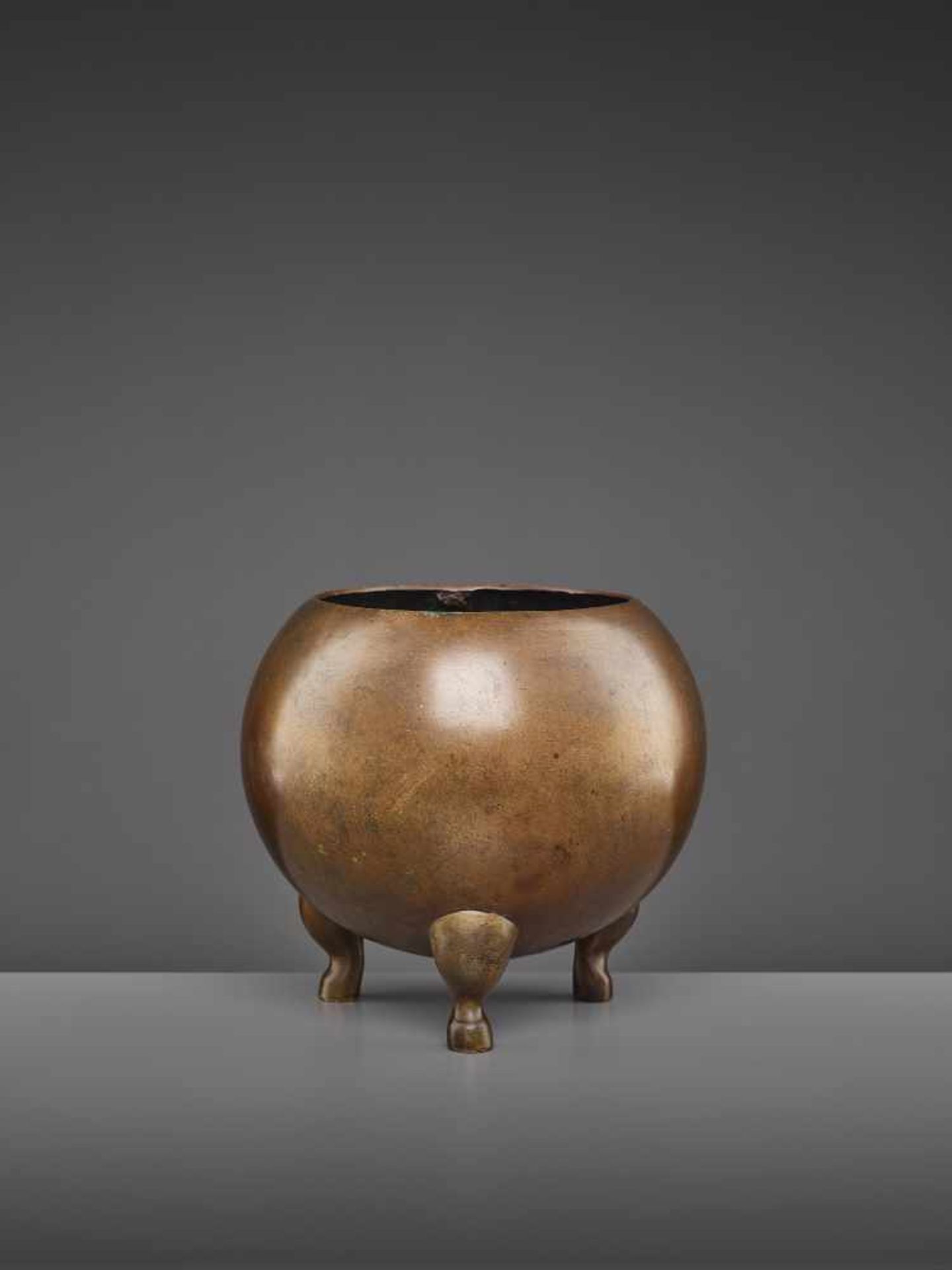 A RARE TRIPOD CENSER EARLY QINGChina, late 17th-earlier 18th century. The large vessel of simple yet - Image 5 of 9