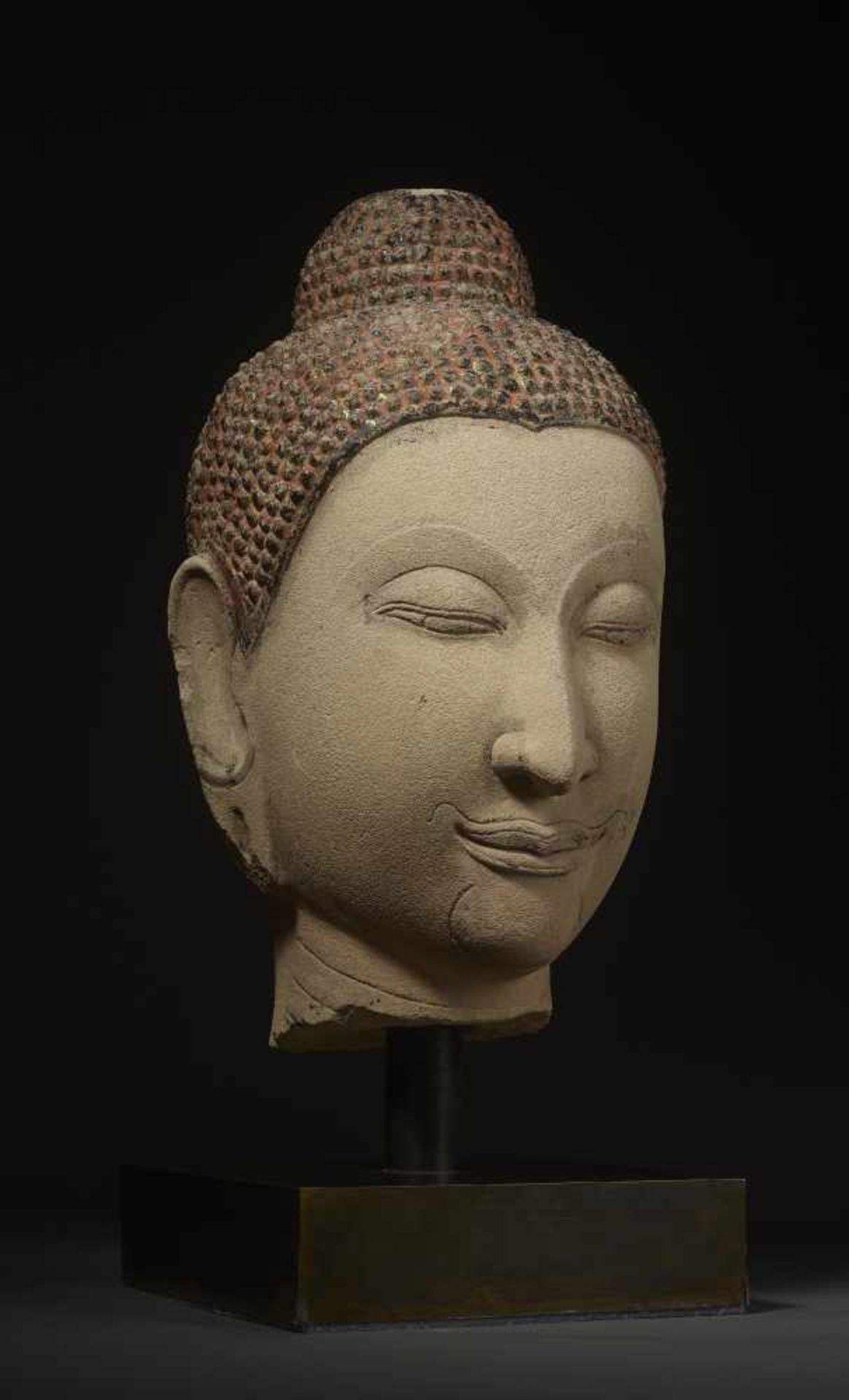 AN IMPORTANT VERY LARGE BUDDHA HEAD Thailand, Ayutthaya, 15th century. Masterly carved sandstone - Image 6 of 9