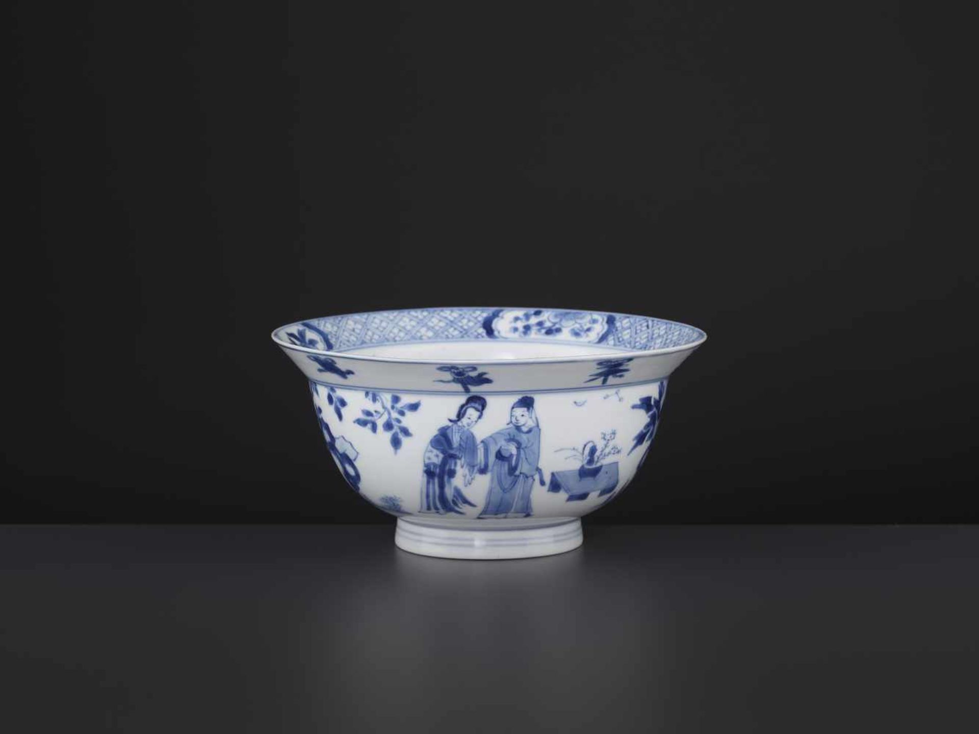 A KANGXI BLUE & WHITE KLAPMUTS BOWLChina, 1662-1722. Delicately painted with scenes from ‘Romance of