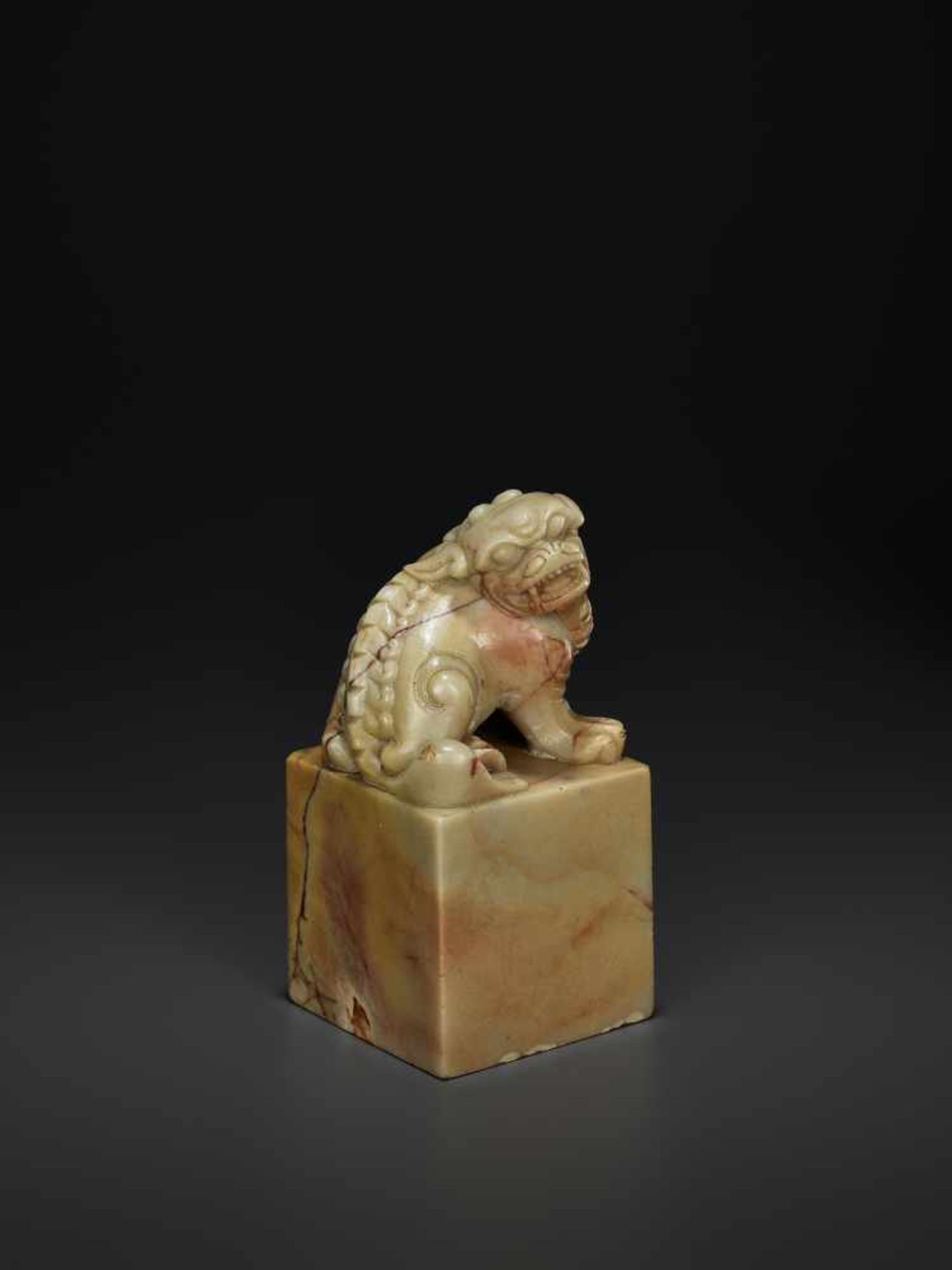 A LARGE SOAPSTONE SEAL, QINGChina, 1780-1860. Openwork carving with a Buddhist lion sitting on a - Bild 3 aus 8