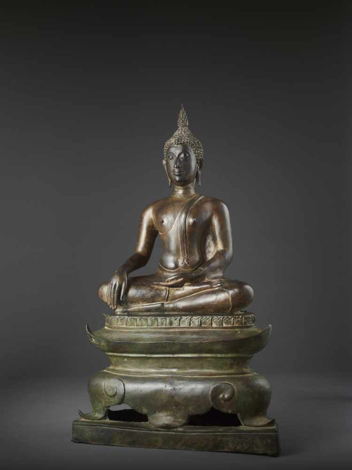 A LARGE SUKHOTHAI BUDDHA SHAKYAMUNIThailand, Sukhothai period, 15th-16th century. Cast bronze with - Image 5 of 12