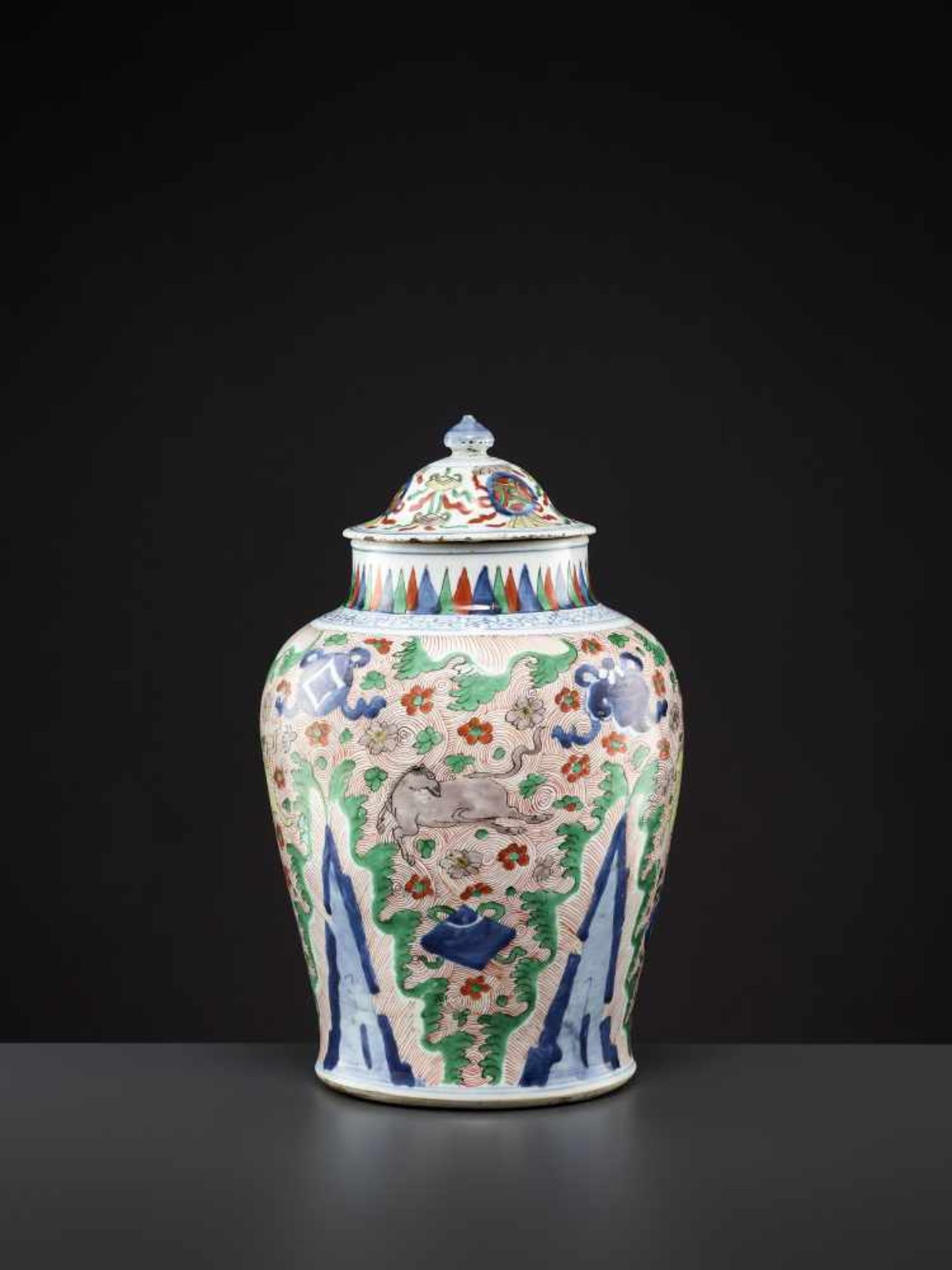 A LIDDED WUCAI VASE, MING DYNASTY China, 16th - 17th century. Freely painted in underglaze blue, - Bild 5 aus 9