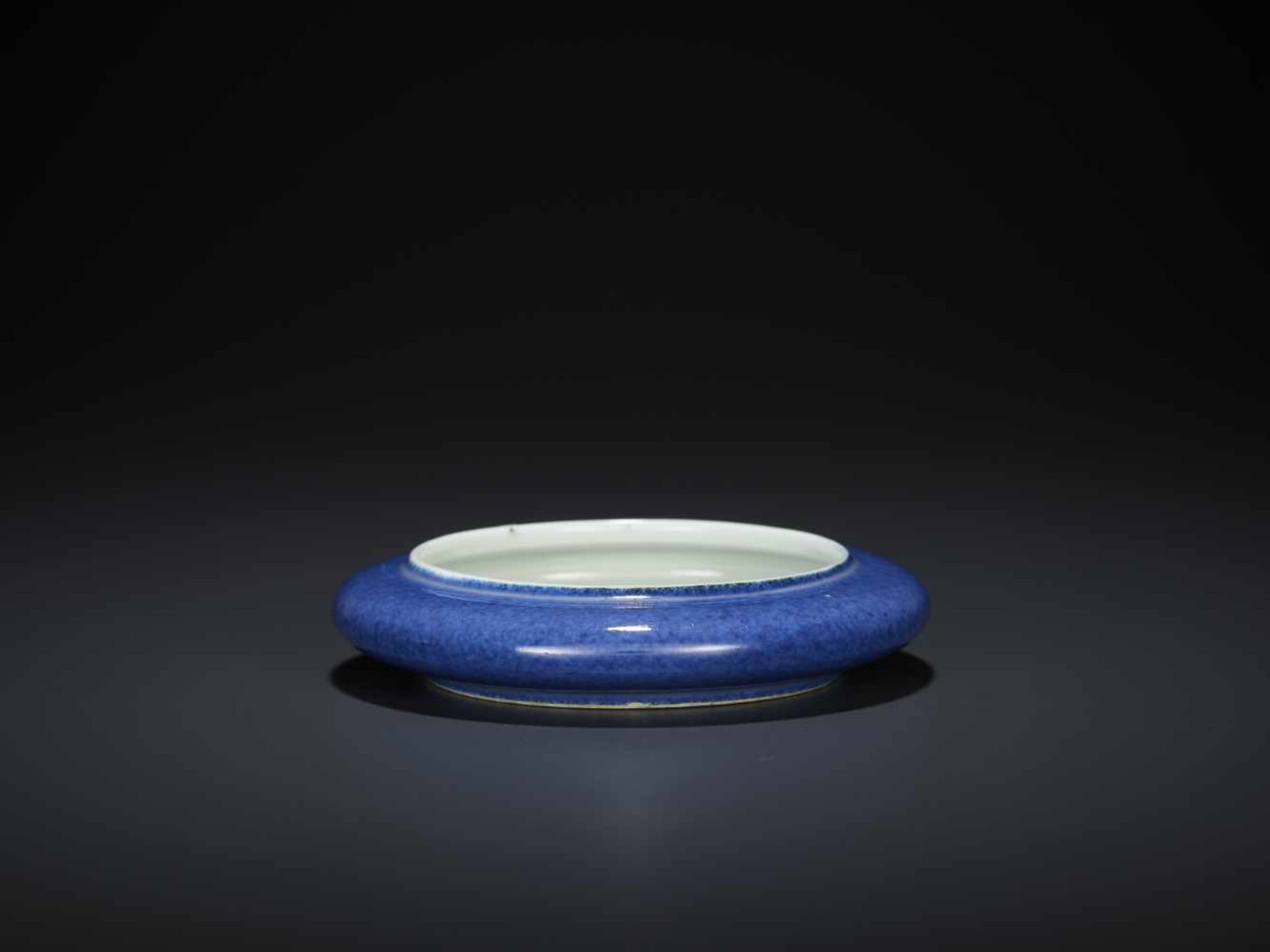 A KANGXI PERIOD BRUSH WASHERChina, 1662-1722. The small vessel sturdily potted and supported by a - Image 6 of 6