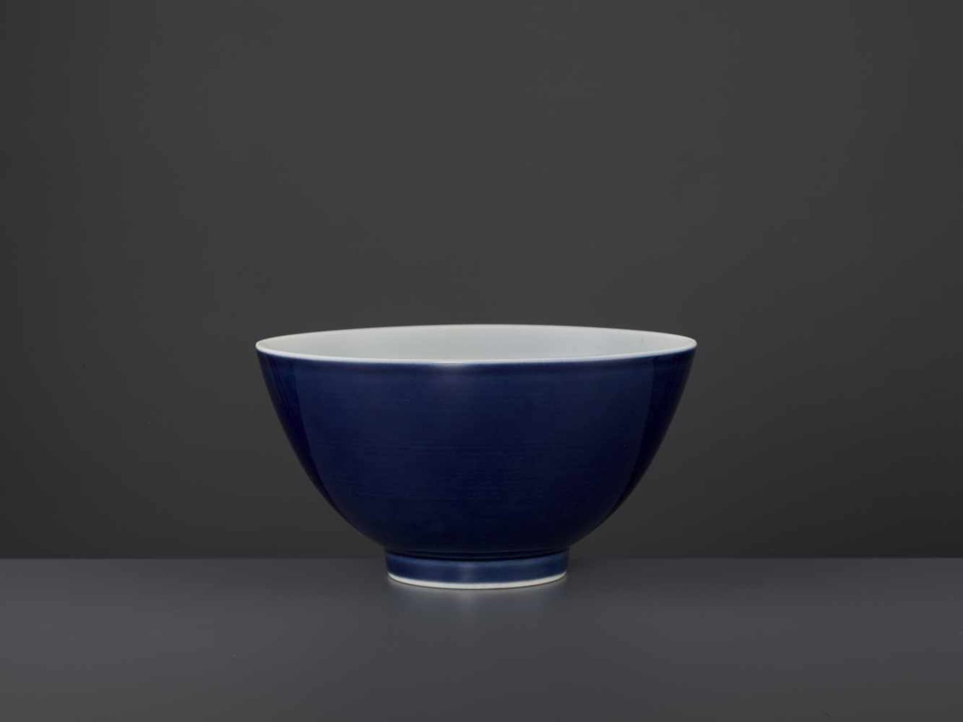 A YONGZHENG MARK & PERIOD BOWLChina, 1723-1735. The deep rounded sides rising from a short foot, - Bild 6 aus 7