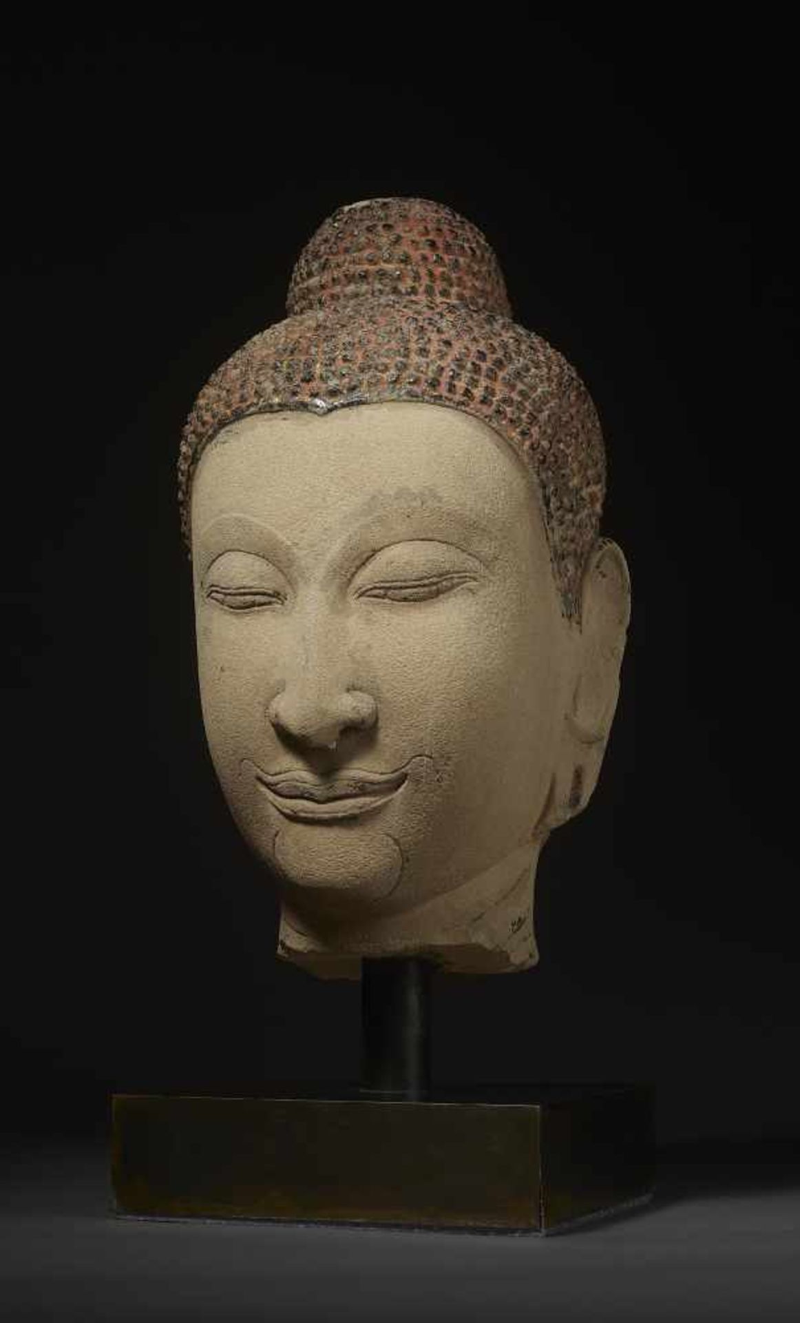 AN IMPORTANT VERY LARGE BUDDHA HEAD Thailand, Ayutthaya, 15th century. Masterly carved sandstone - Image 2 of 9