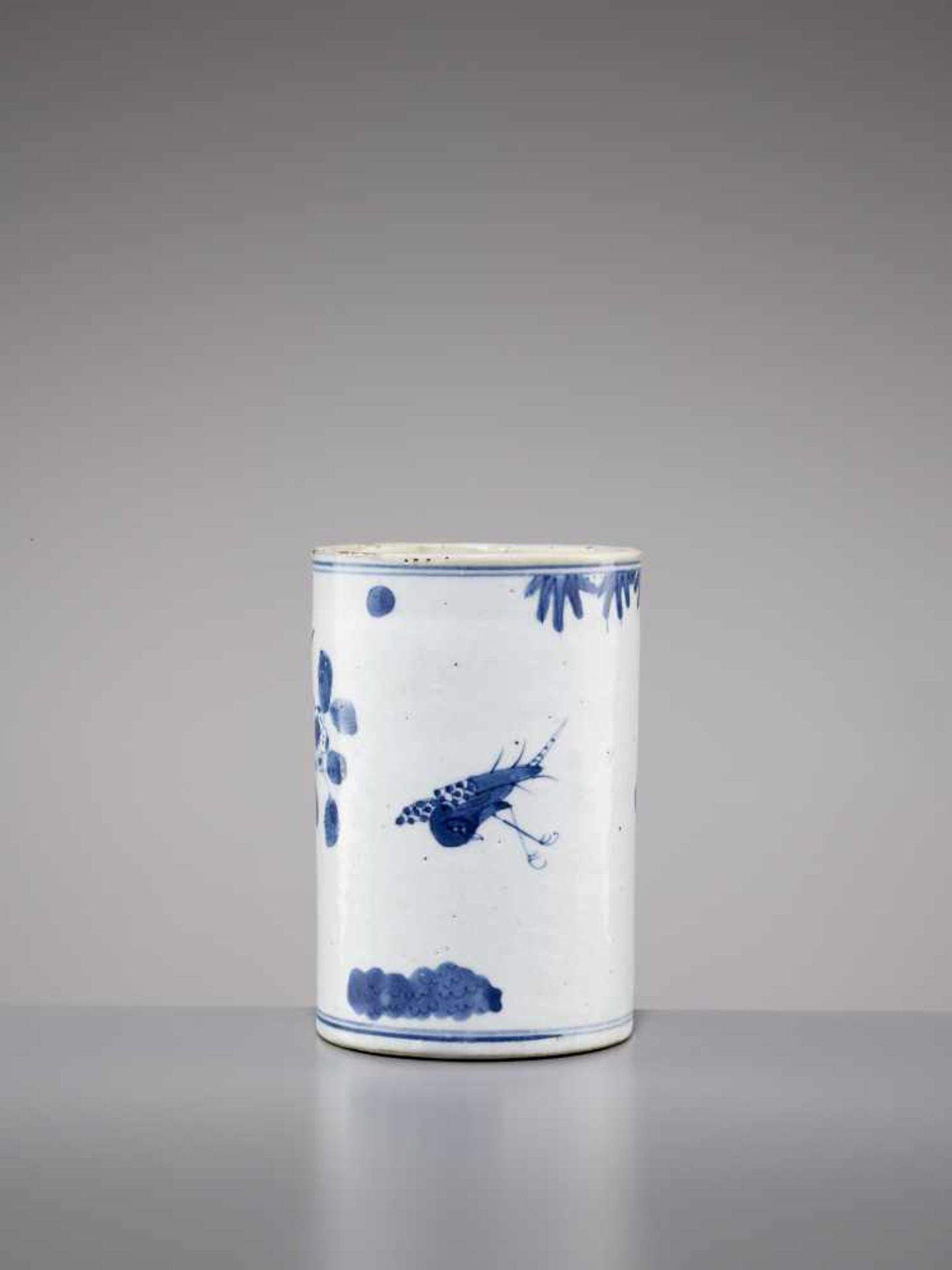A TRANSITIONAL BLUE & WHITE BITONGChina, mid 17th century. The massively potted brush pot delicately - Bild 2 aus 6
