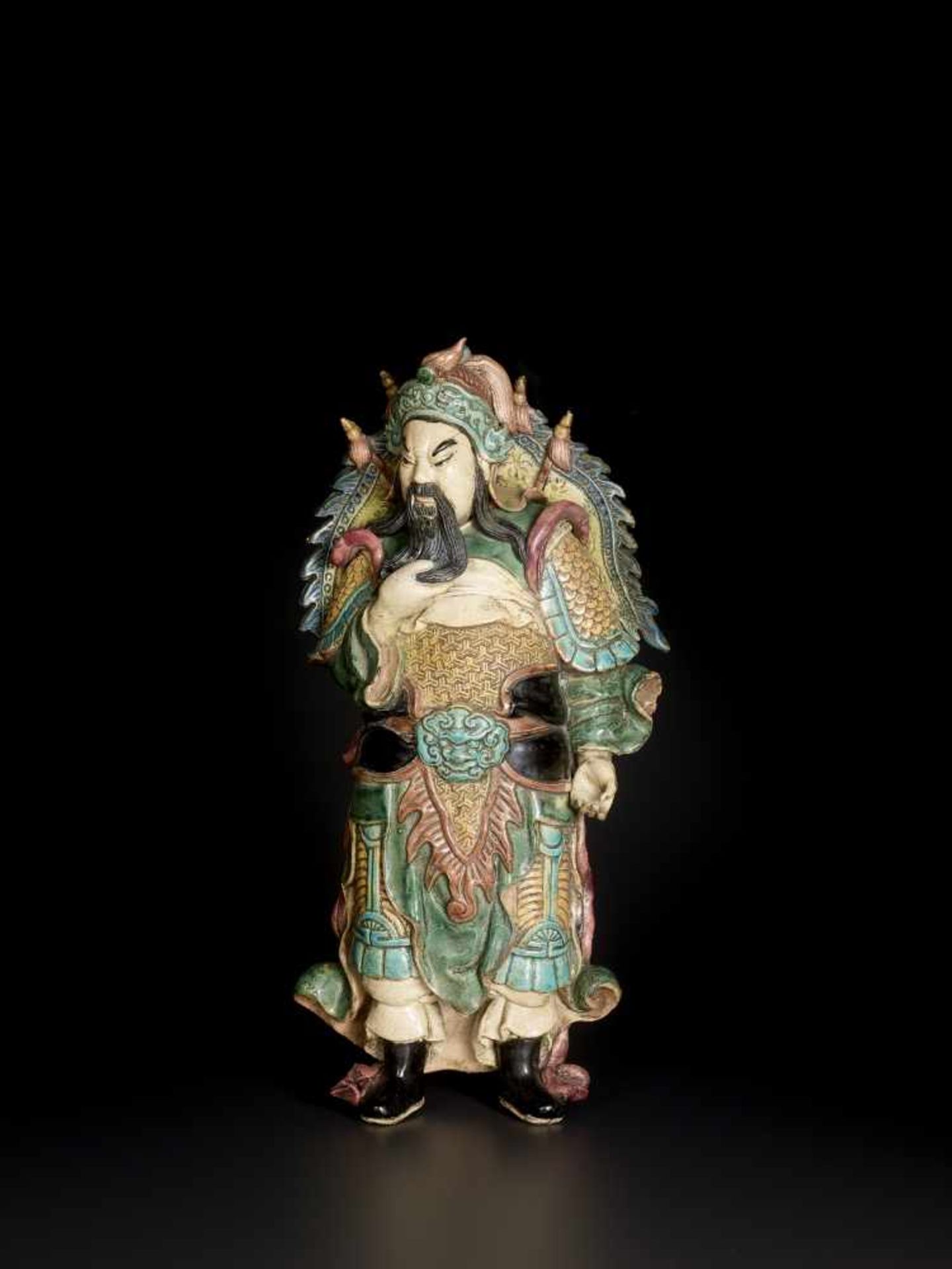 A FAHUA STATUE OF GUANDI, QINGChina, 17th-19th century. The neatly modelled figure glazed in - Bild 2 aus 6