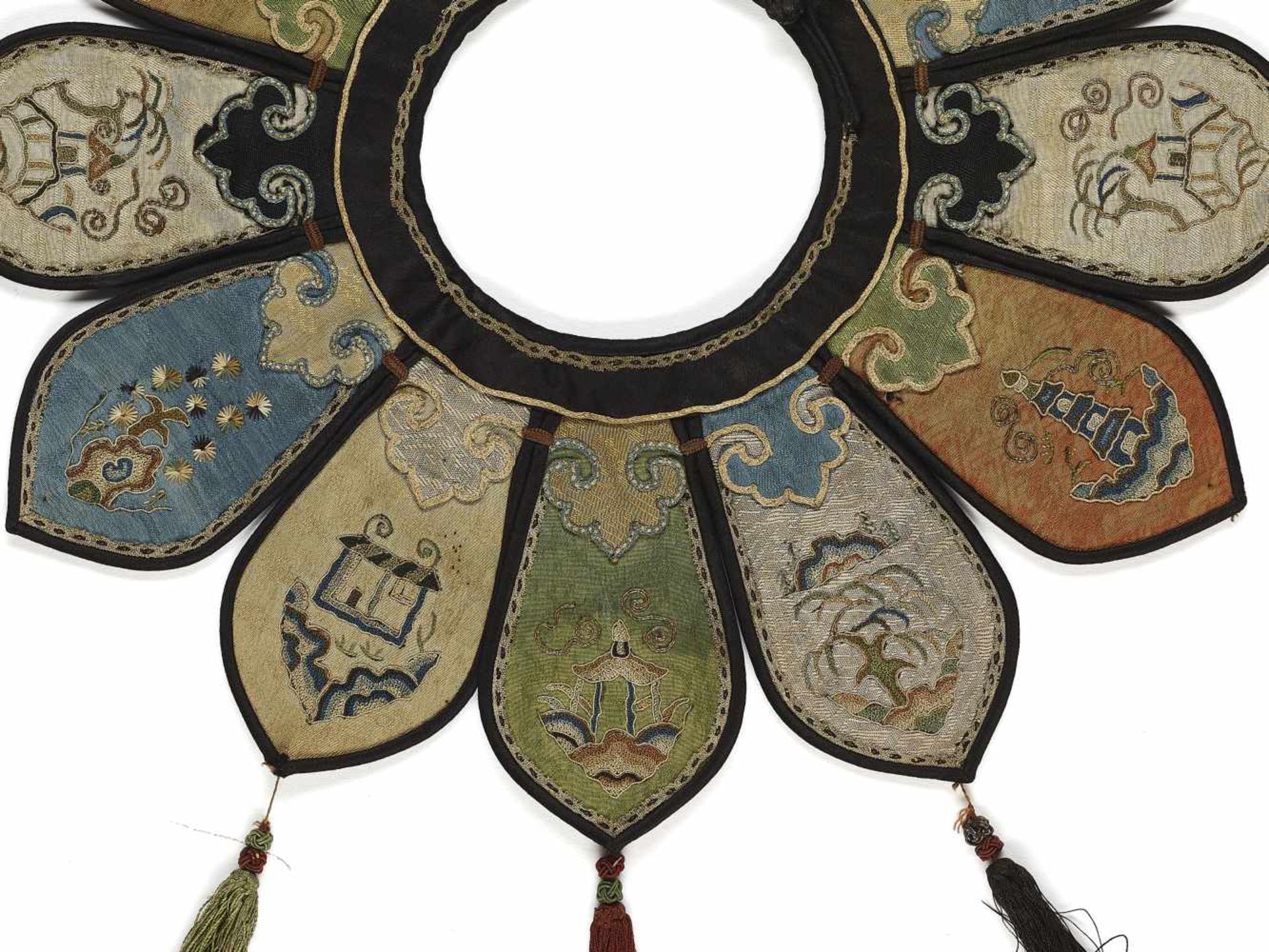 A BEIJING STITCH COLLAR, QINGChina, 18th - 19th century. The circular twelve-lappet ruyi silk collar - Image 3 of 6