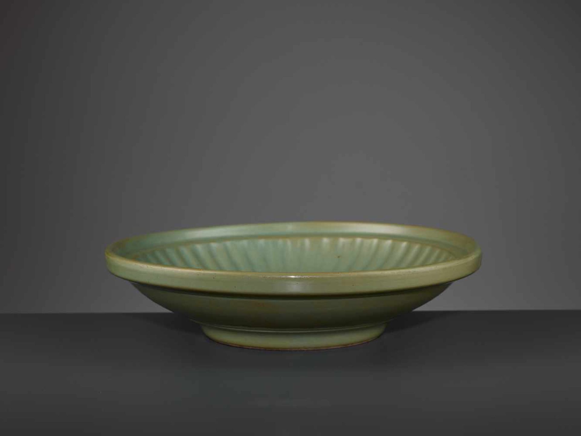 A MASSIVE CELADON CHARGER, QINGChina, 18th - early 19th century. The corrugated vessel with a - Bild 6 aus 6