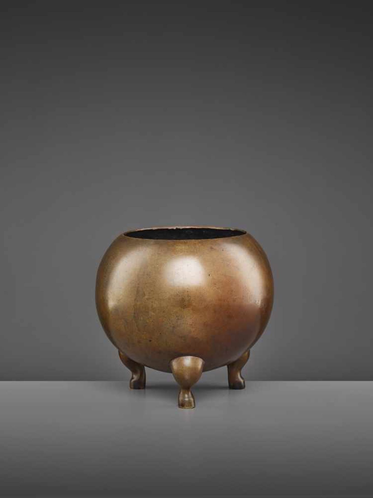 A RARE TRIPOD CENSER EARLY QINGChina, late 17th-earlier 18th century. The large vessel of simple yet - Image 3 of 9