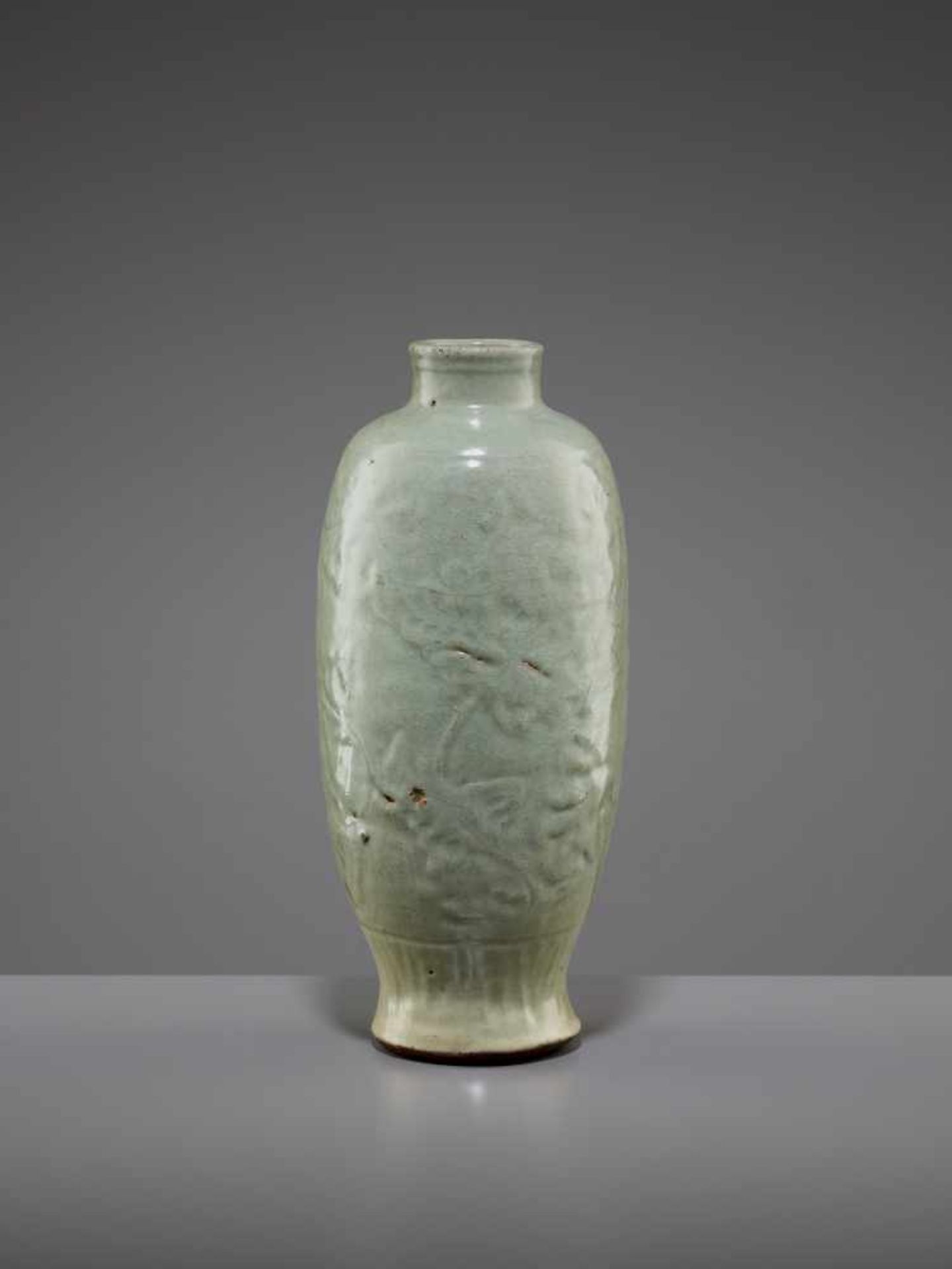 A LONQUAN CELADON VASE, MINGChina, 15th-16th century. The massively potted vessel with a vitreous, - Bild 4 aus 8