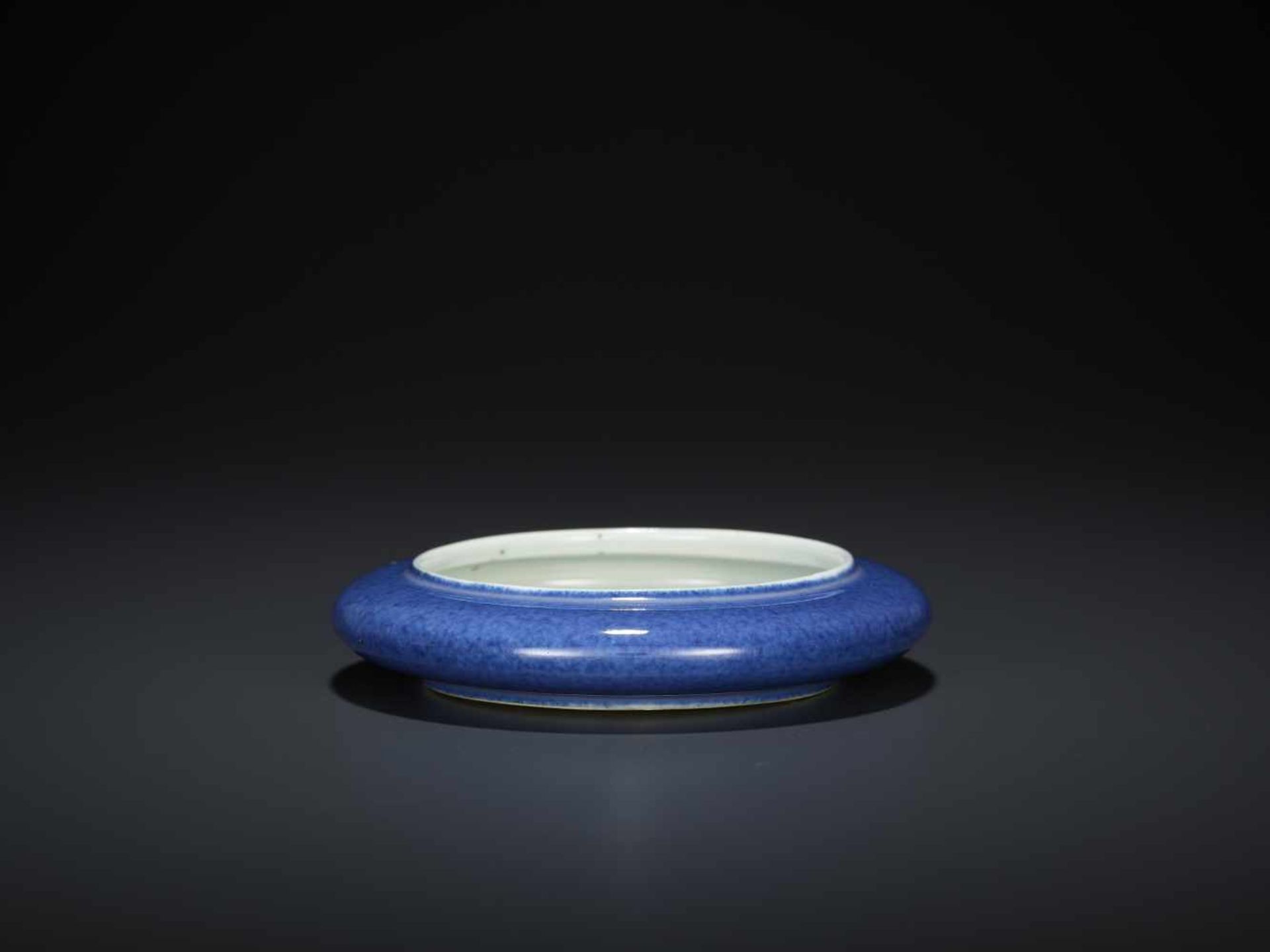 A KANGXI PERIOD BRUSH WASHERChina, 1662-1722. The small vessel sturdily potted and supported by a - Image 4 of 6