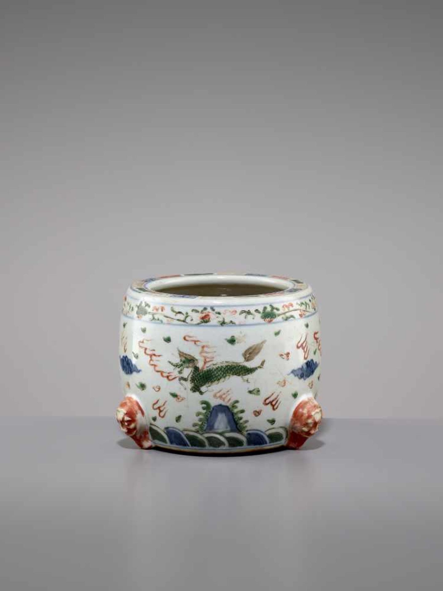 A WANLI MARK & PERIOD WUCAI JARChina, 1572-1620. The barrel-shaped jar with three mythical beasts - Image 3 of 7