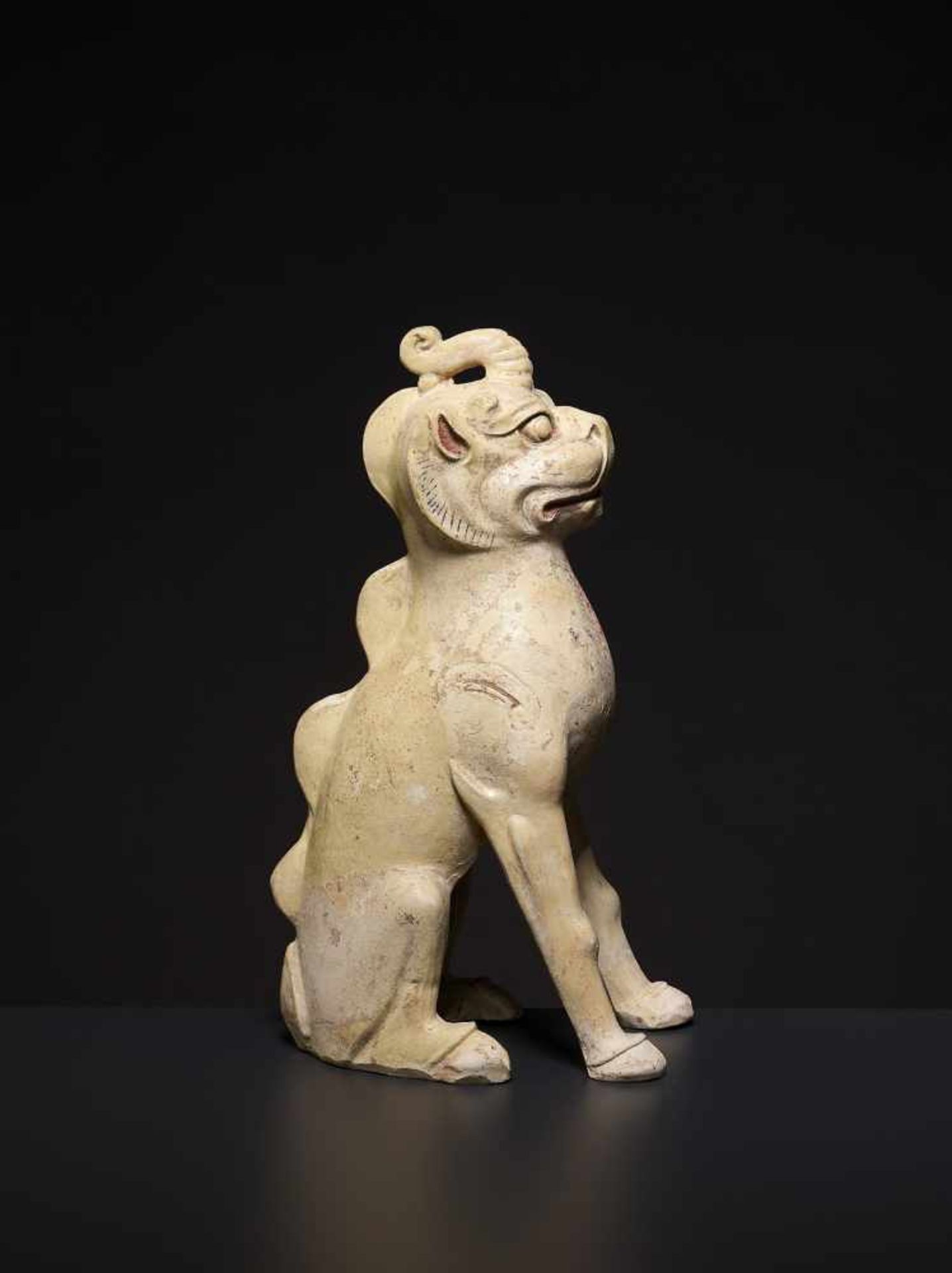 A GLAZED CERAMIC UNICORN, TANG China, 618-907. The pottery statue neatly modelled with the unicorn - Bild 8 aus 9