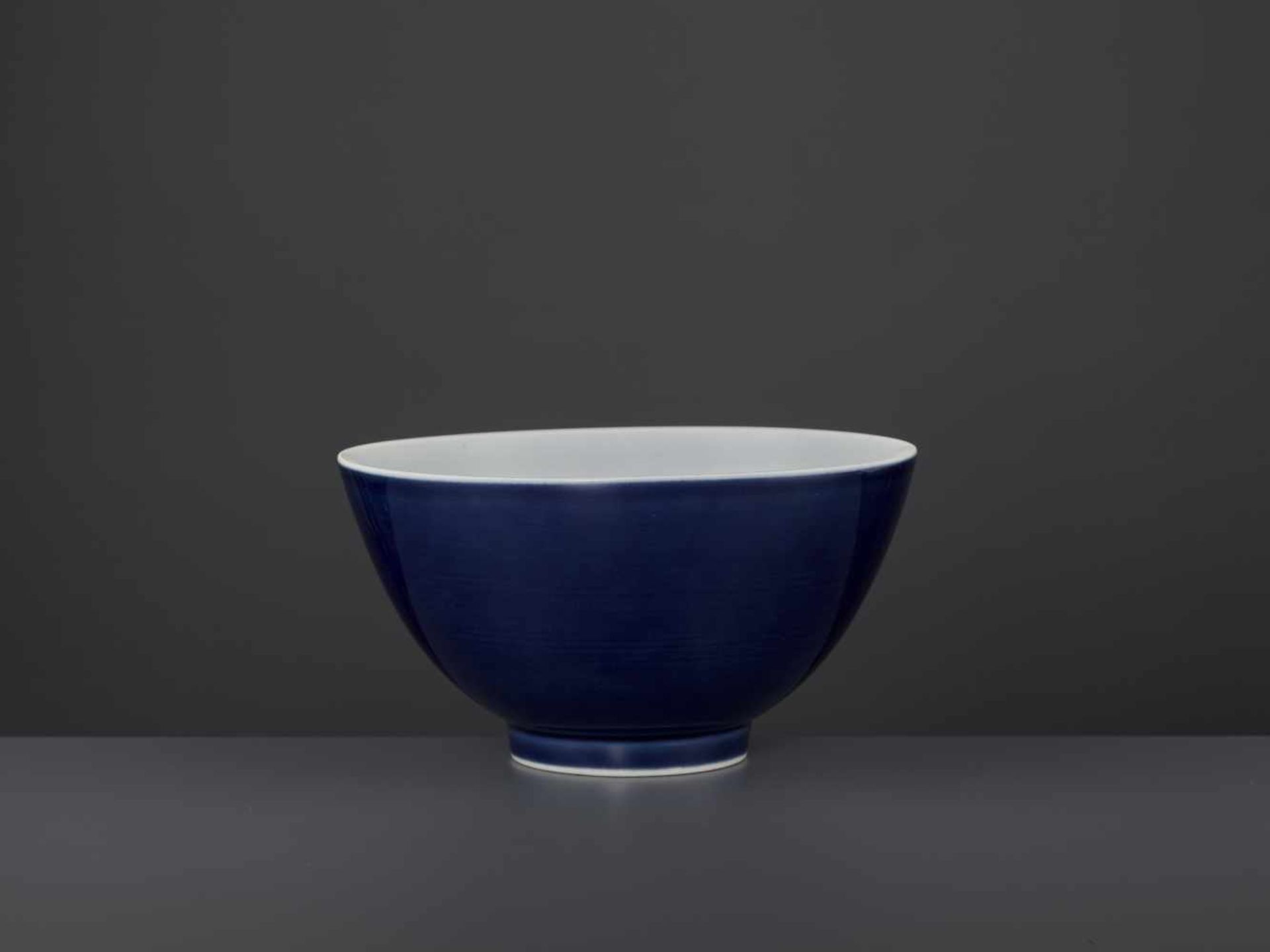 A YONGZHENG MARK & PERIOD BOWLChina, 1723-1735. The deep rounded sides rising from a short foot, - Bild 5 aus 7