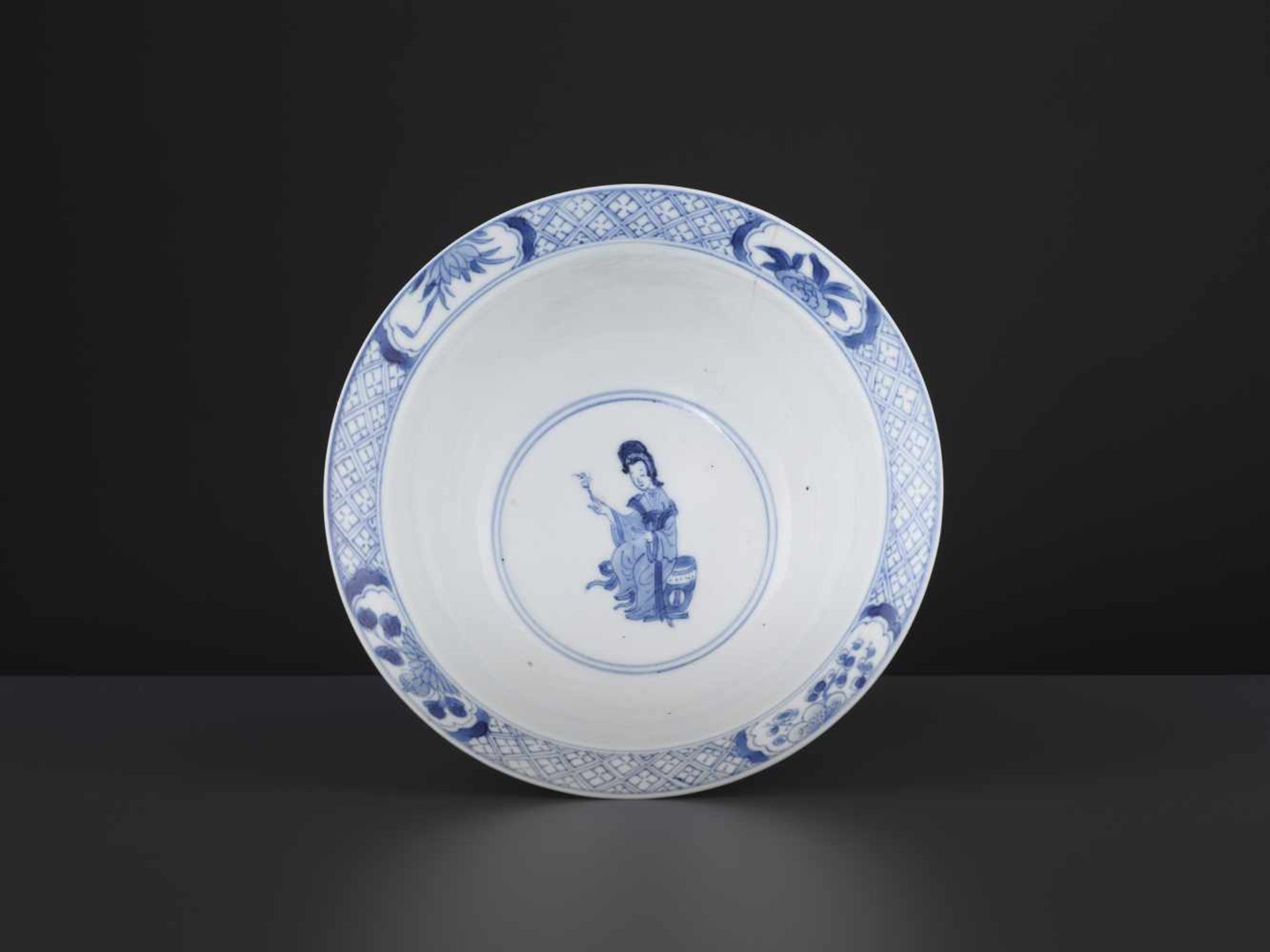 A KANGXI BLUE & WHITE KLAPMUTS BOWLChina, 1662-1722. Delicately painted with scenes from ‘Romance of - Bild 6 aus 8