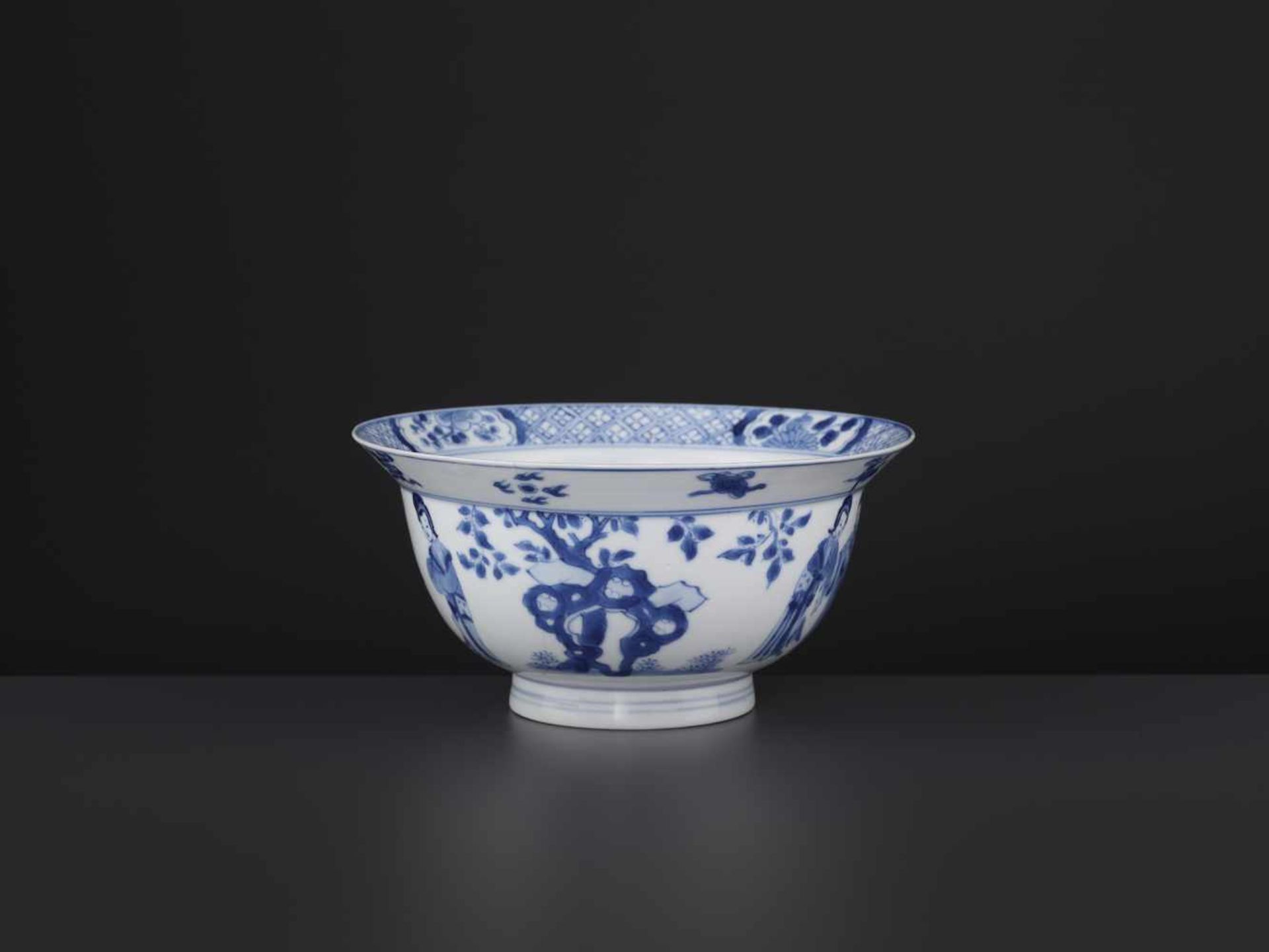 A KANGXI BLUE & WHITE KLAPMUTS BOWLChina, 1662-1722. Delicately painted with scenes from ‘Romance of - Bild 5 aus 8