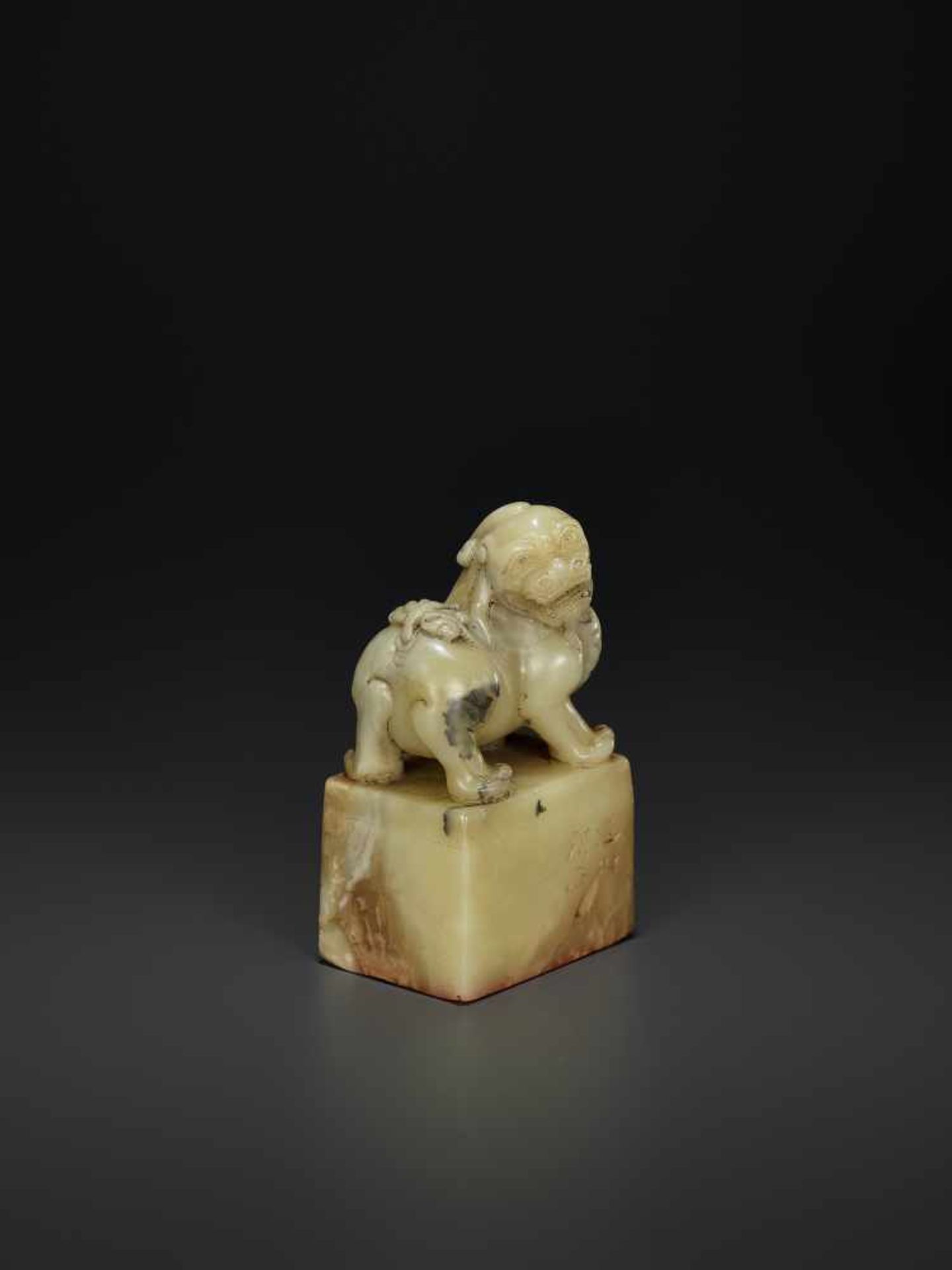 A SOAPSTONE SEAL BY WANG DAXINChina. Signed Guanshan, artist name of Wang Daxin (1869-1924). - Bild 3 aus 8