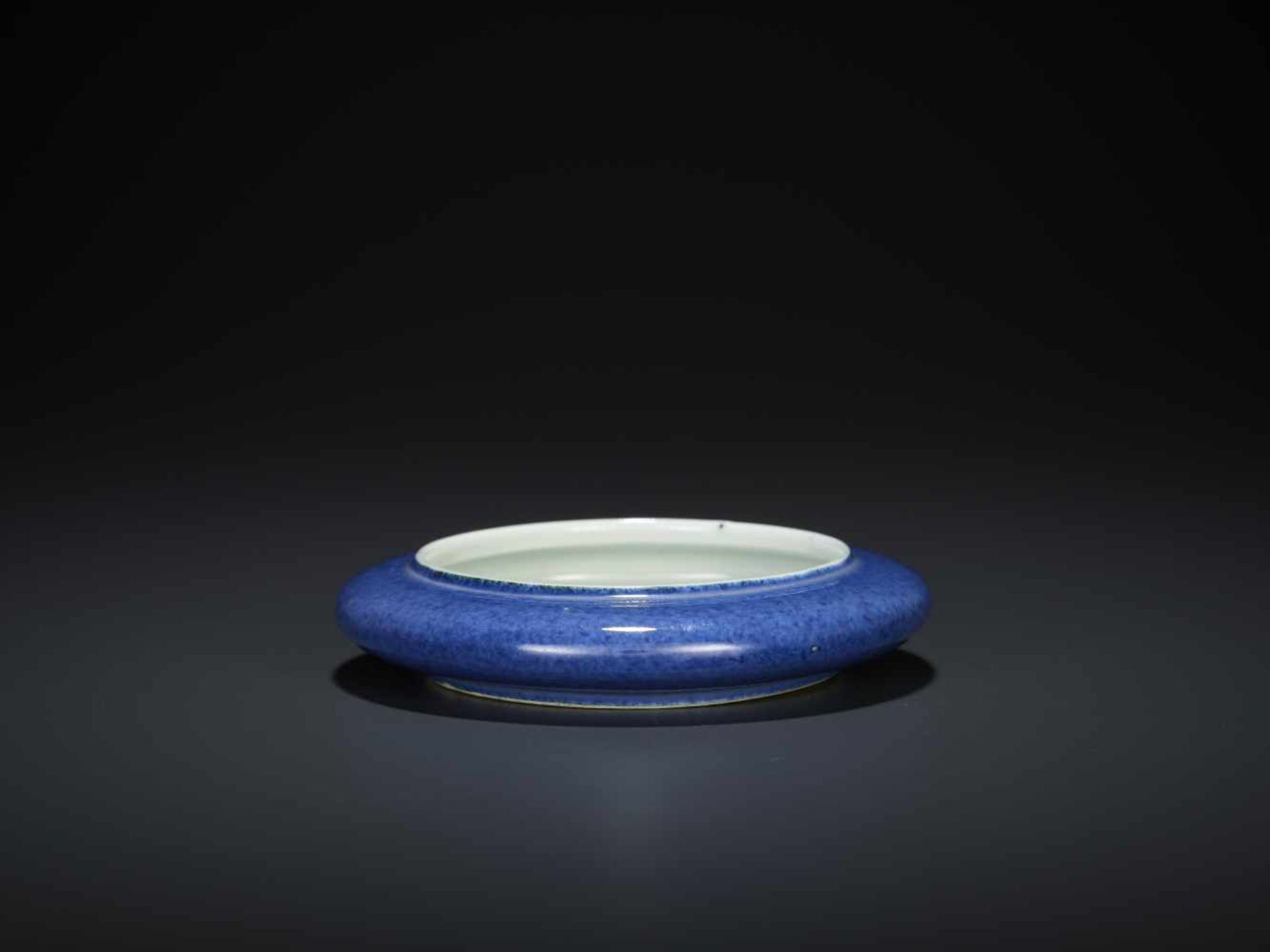 A KANGXI PERIOD BRUSH WASHERChina, 1662-1722. The small vessel sturdily potted and supported by a - Image 2 of 6