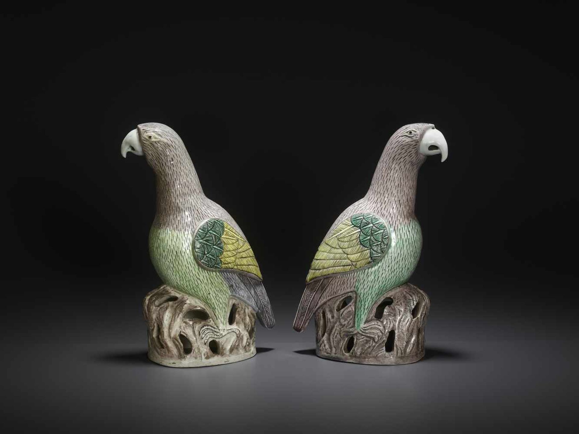 TWO KANGXI PARROTS, MINT CONDITIONChina, 1662-1722. The pair of biscuit birds painted in vivid - Bild 4 aus 8