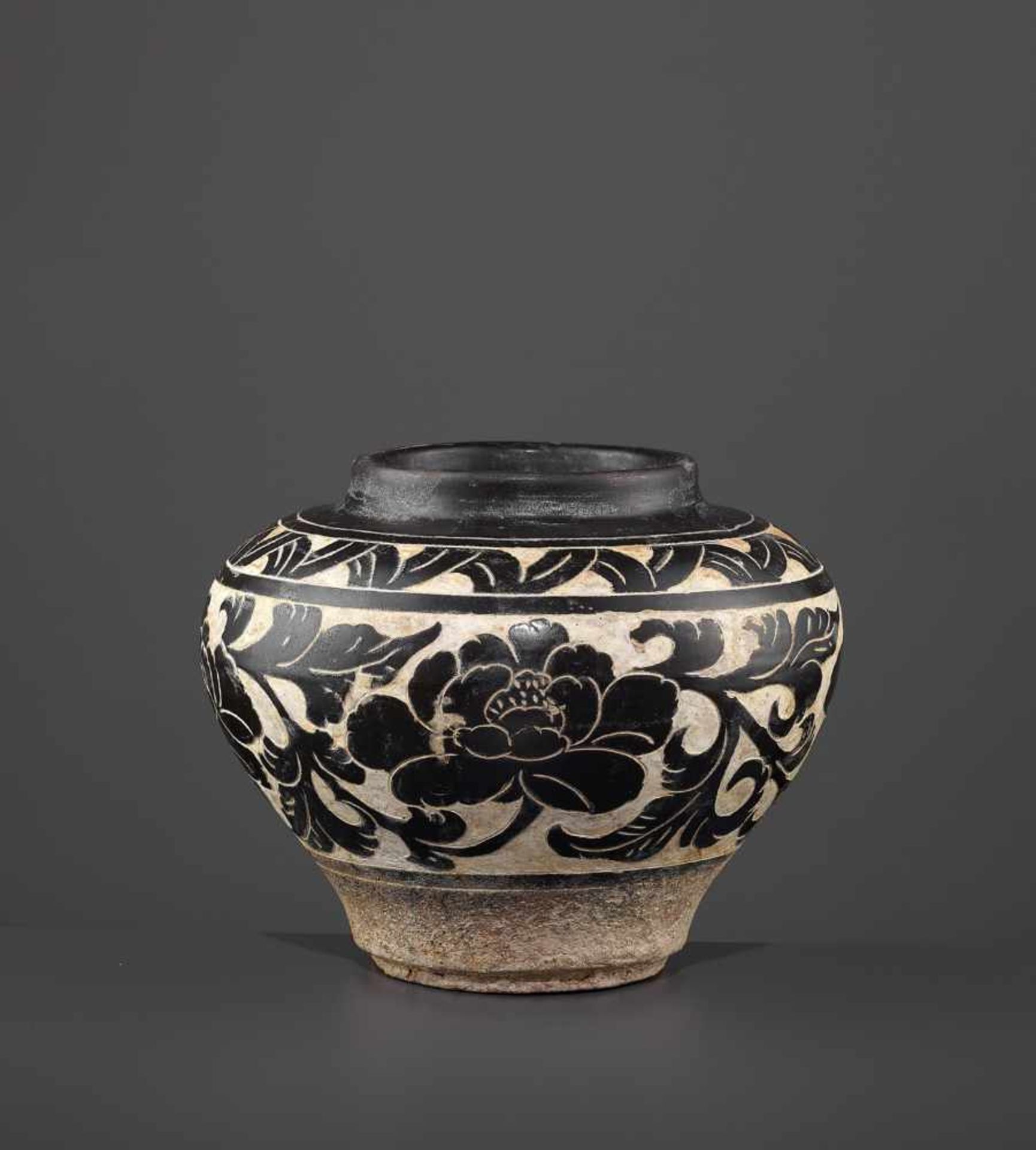 A SMALL CARVED CIZHOU JAR, JIN China, Jin dynasty (1115-1234). Freely carved through the brown - Image 5 of 10