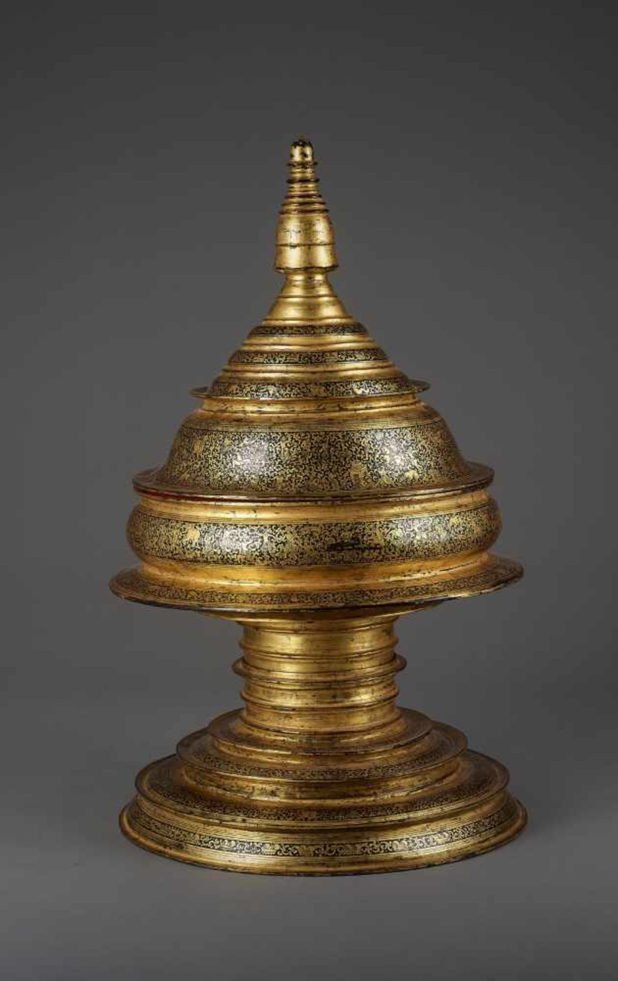 A LARGE LACQUER HSUN-OK 19TH CENTURYMyanmar, 1850-1930. The food offering vessel built of four - Image 6 of 9