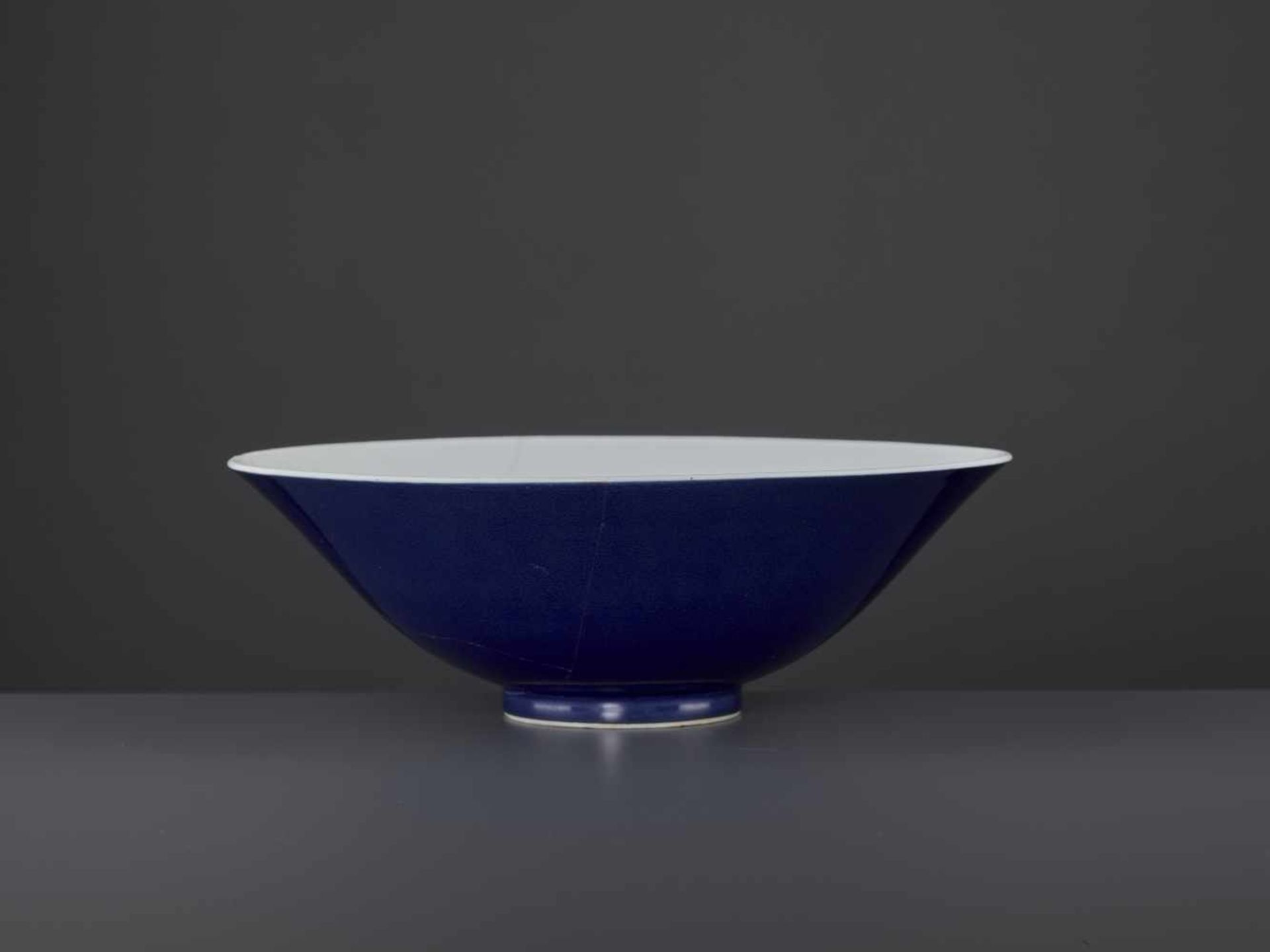 A YONGZHENG MARK & PERIOD BOWLChina, 1723-1735. The base with the six-character mark painted in - Image 7 of 10