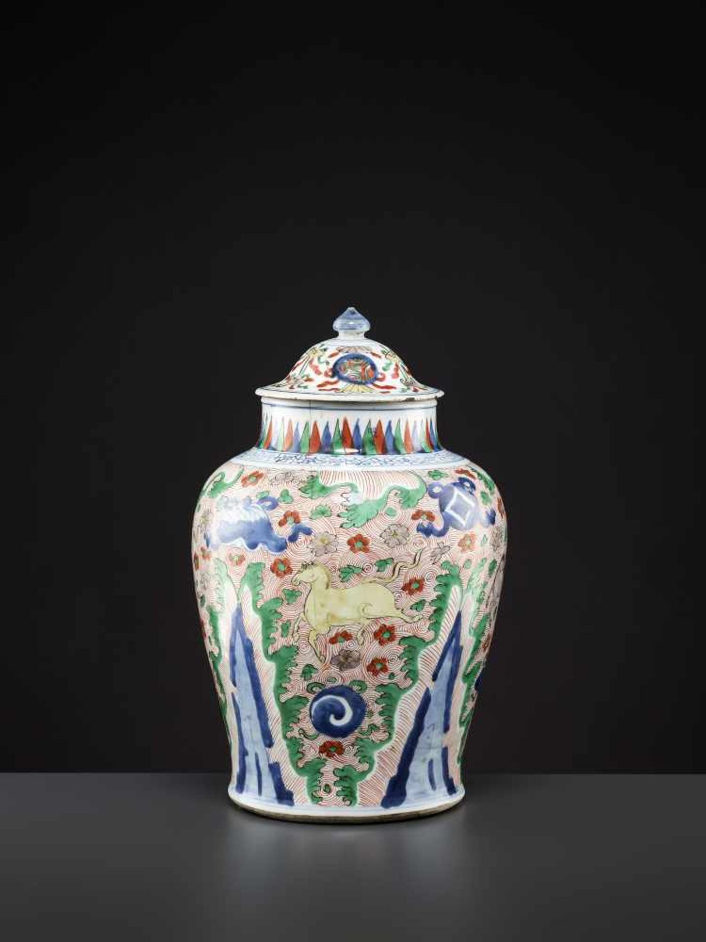 A LIDDED WUCAI VASE, MING DYNASTY China, 16th - 17th century. Freely painted in underglaze blue, - Bild 4 aus 9