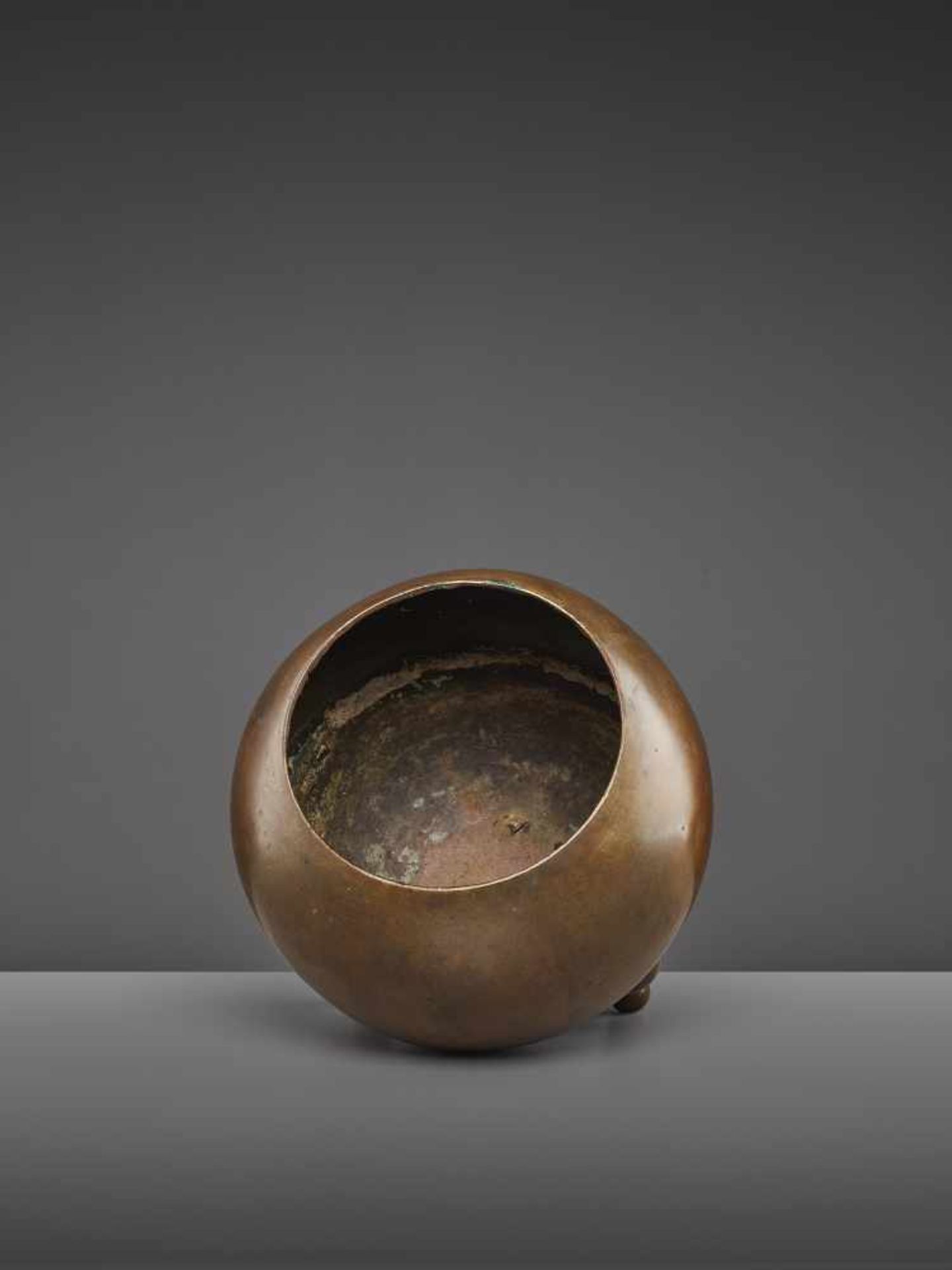 A RARE TRIPOD CENSER EARLY QINGChina, late 17th-earlier 18th century. The large vessel of simple yet - Image 6 of 9