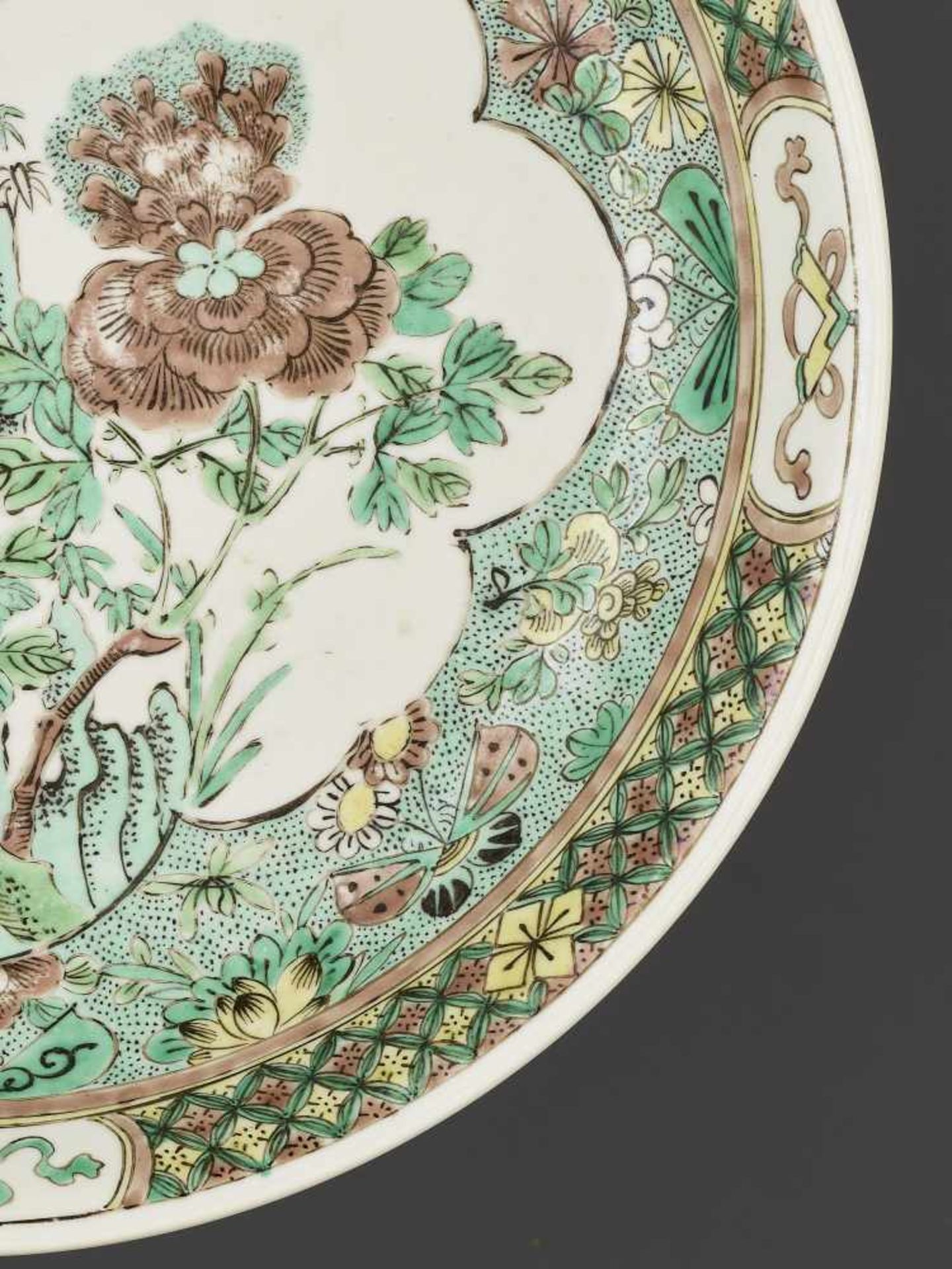 A KANGXI FAMILLE VERTE BISCUIT DISHChina, 1662-1722. Painted in green, yellow and aubergine - Bild 5 aus 6