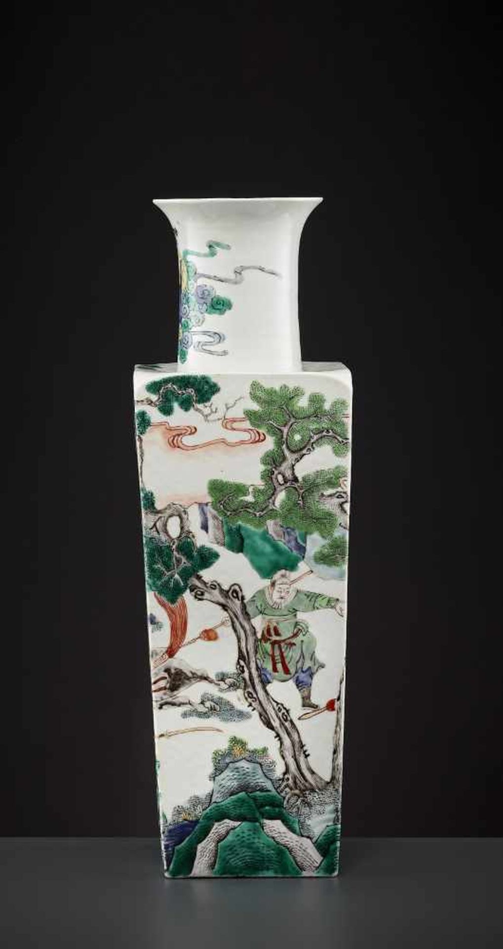 A LARGE KANGXI PERIOD SQUARE VASEChina, 1662-1722, Famille Verte. The base with a leaf mark in a - Image 2 of 13