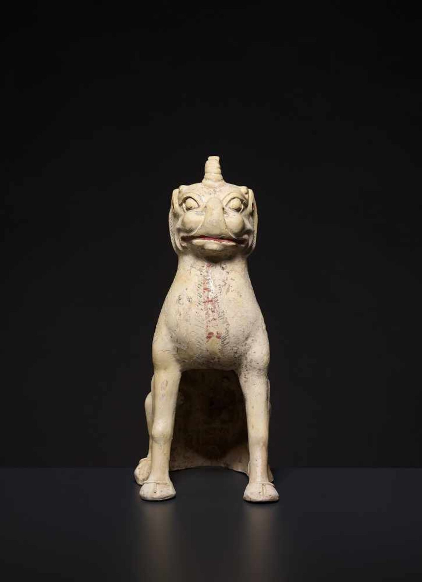 A GLAZED CERAMIC UNICORN, TANG China, 618-907. The pottery statue neatly modelled with the unicorn - Bild 4 aus 9