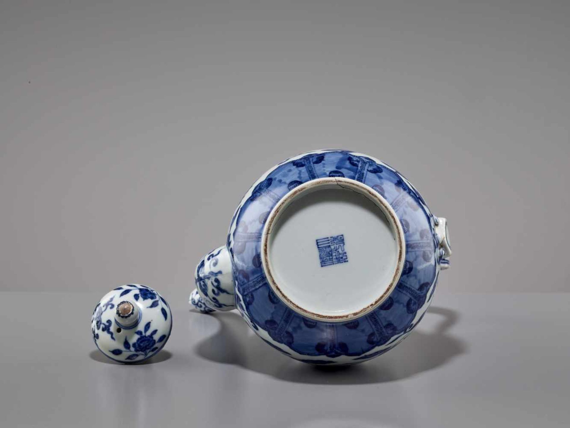 A DAOGUANG MARK & PERIOD PORCELAIN EWER China, 1821-1850. Boldly painted in graduated tones of - Bild 10 aus 11