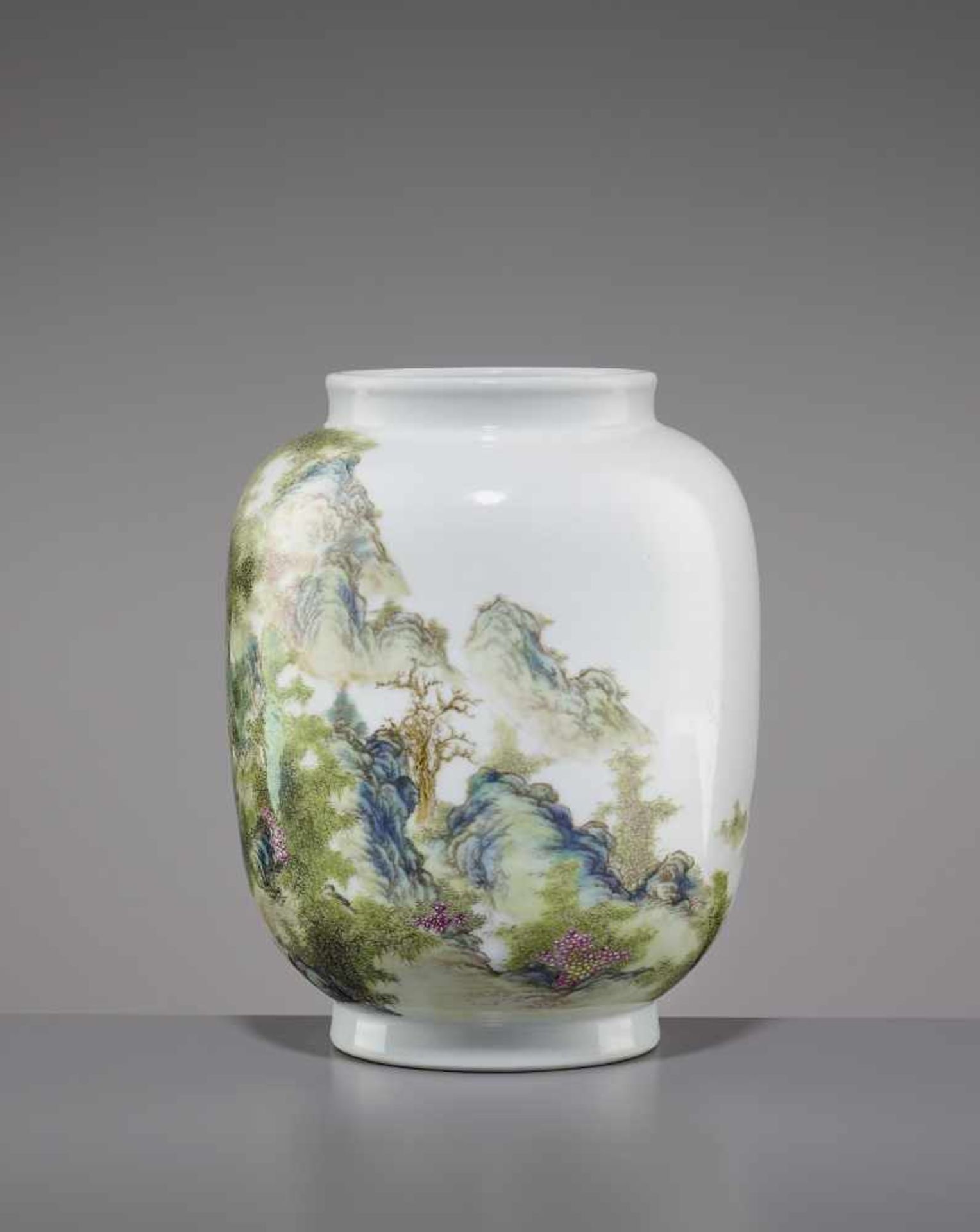 A REPUBLIC PERIOD VASE, JINGYUANTANGChina, early Republican period, around 1920. Painted in bright - Image 8 of 12