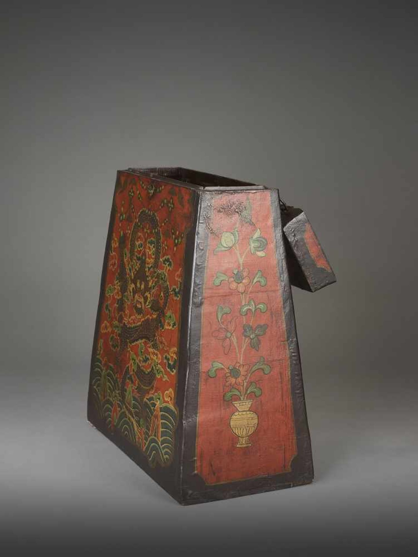 A WOOD & LACQUER SCROLL BOX, QINGChina, 19th century. Fine painting with a confronting five-clawed - Image 5 of 9