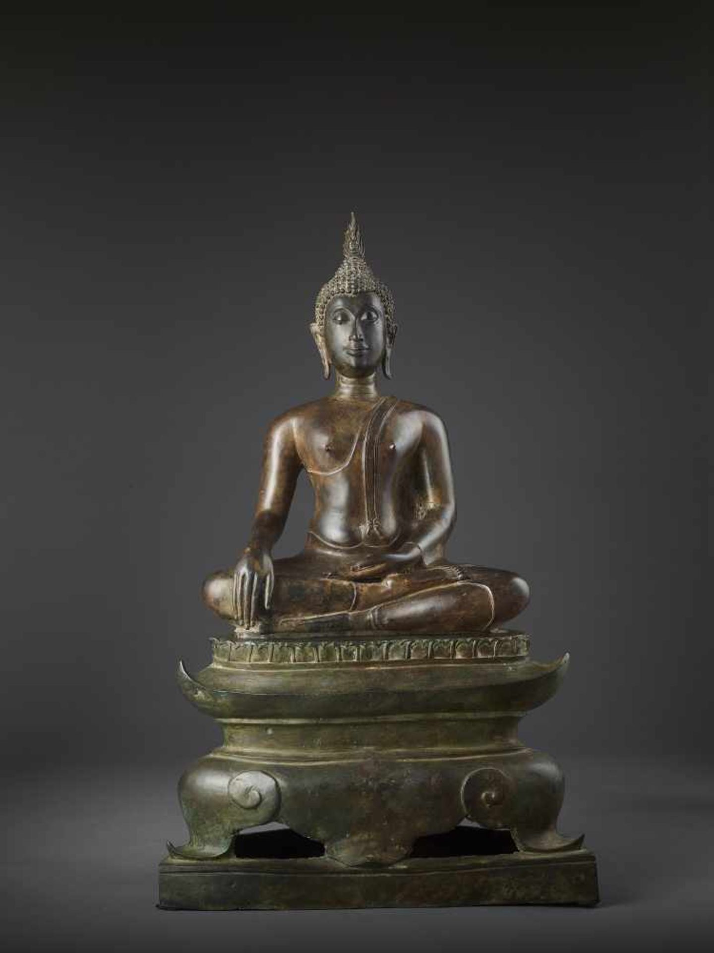 A LARGE SUKHOTHAI BUDDHA SHAKYAMUNIThailand, Sukhothai period, 15th-16th century. Cast bronze with - Image 4 of 12