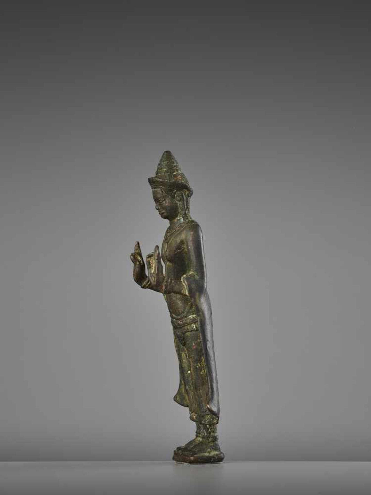 A KHMER LOPBURI BRONZE BUDDHAThailand, 13th century. The neatly cast figure with fine incisions - Image 3 of 8