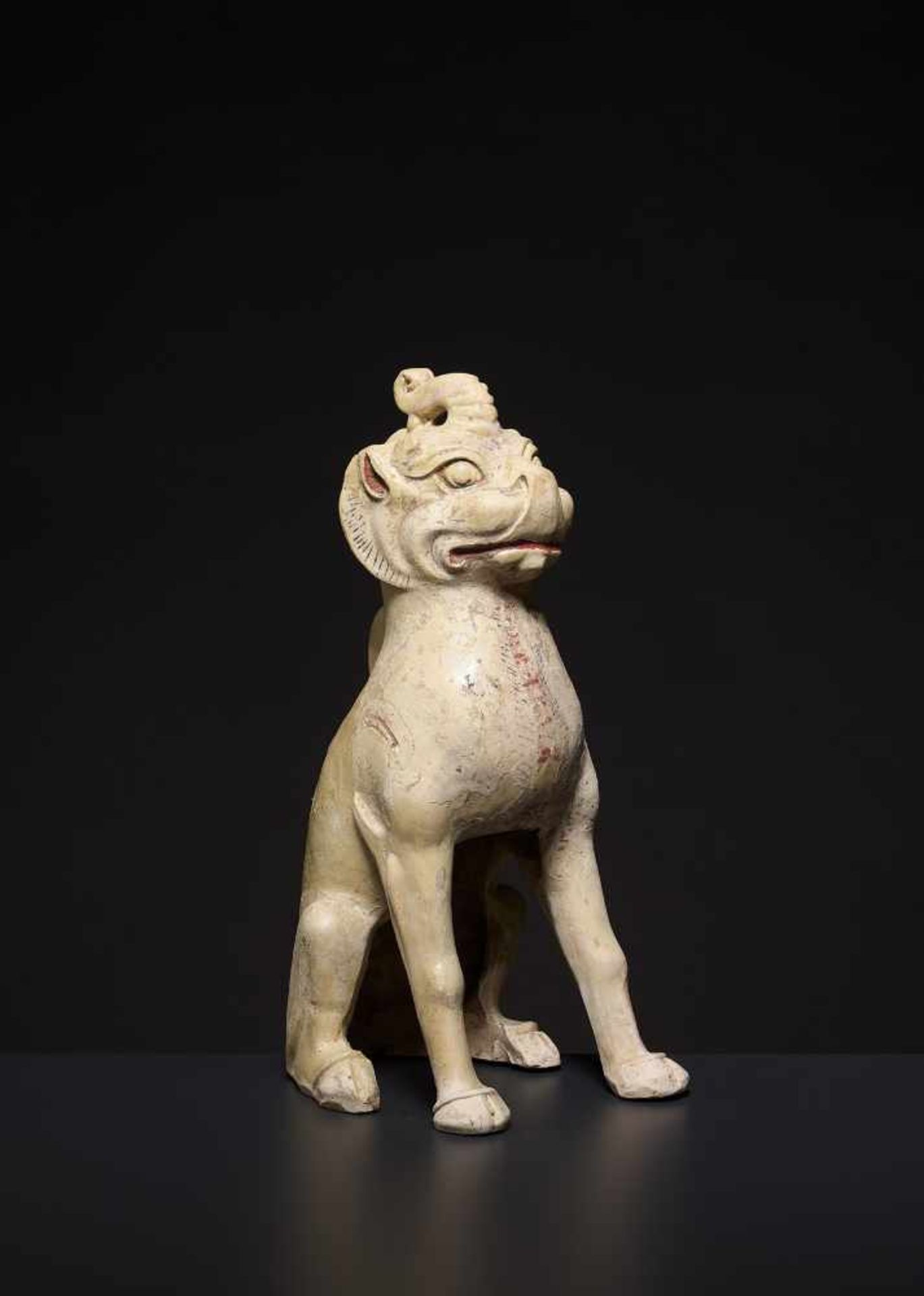 A GLAZED CERAMIC UNICORN, TANG China, 618-907. The pottery statue neatly modelled with the unicorn - Bild 3 aus 9