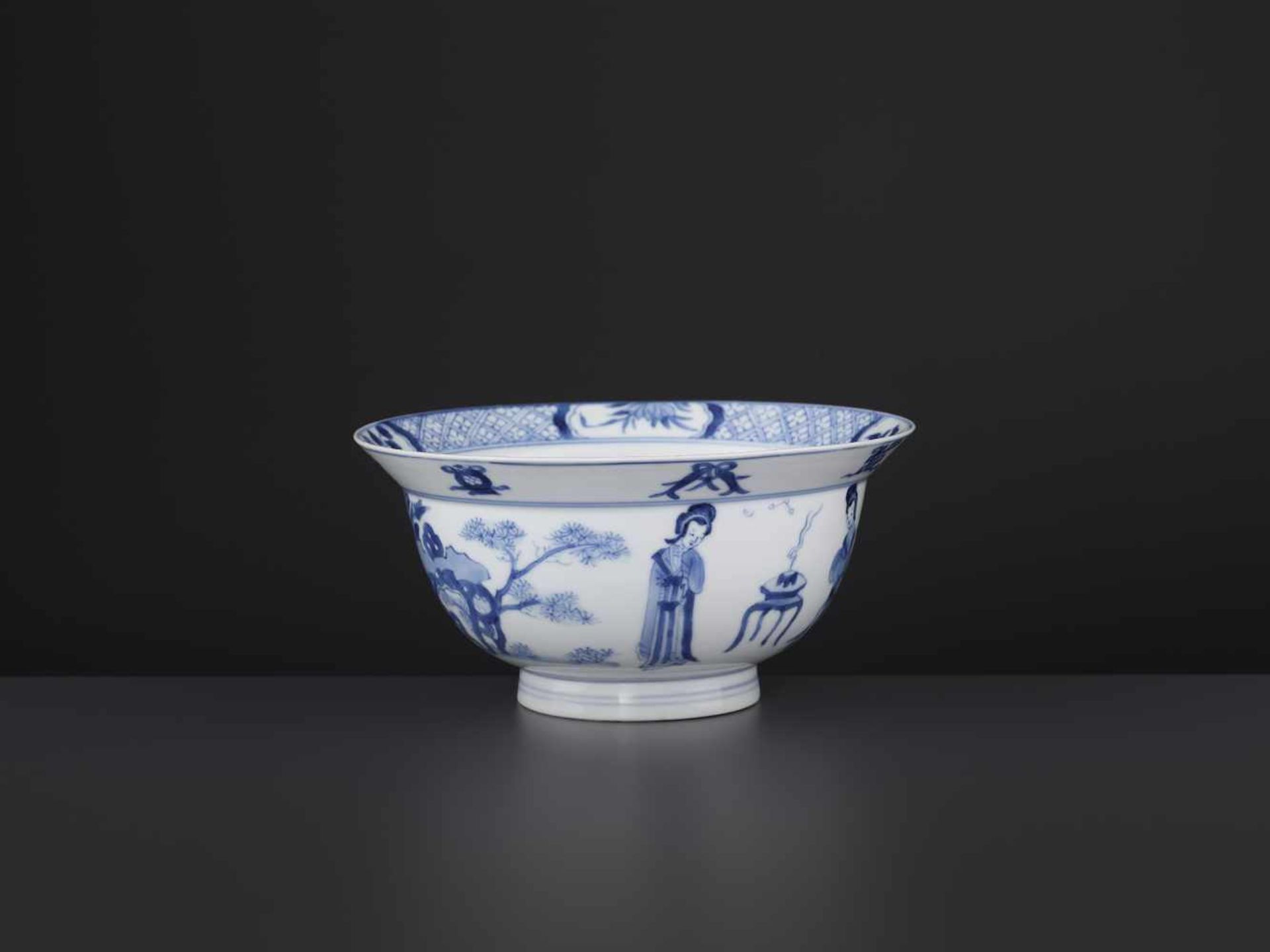 A KANGXI BLUE & WHITE KLAPMUTS BOWLChina, 1662-1722. Delicately painted with scenes from ‘Romance of - Bild 3 aus 8