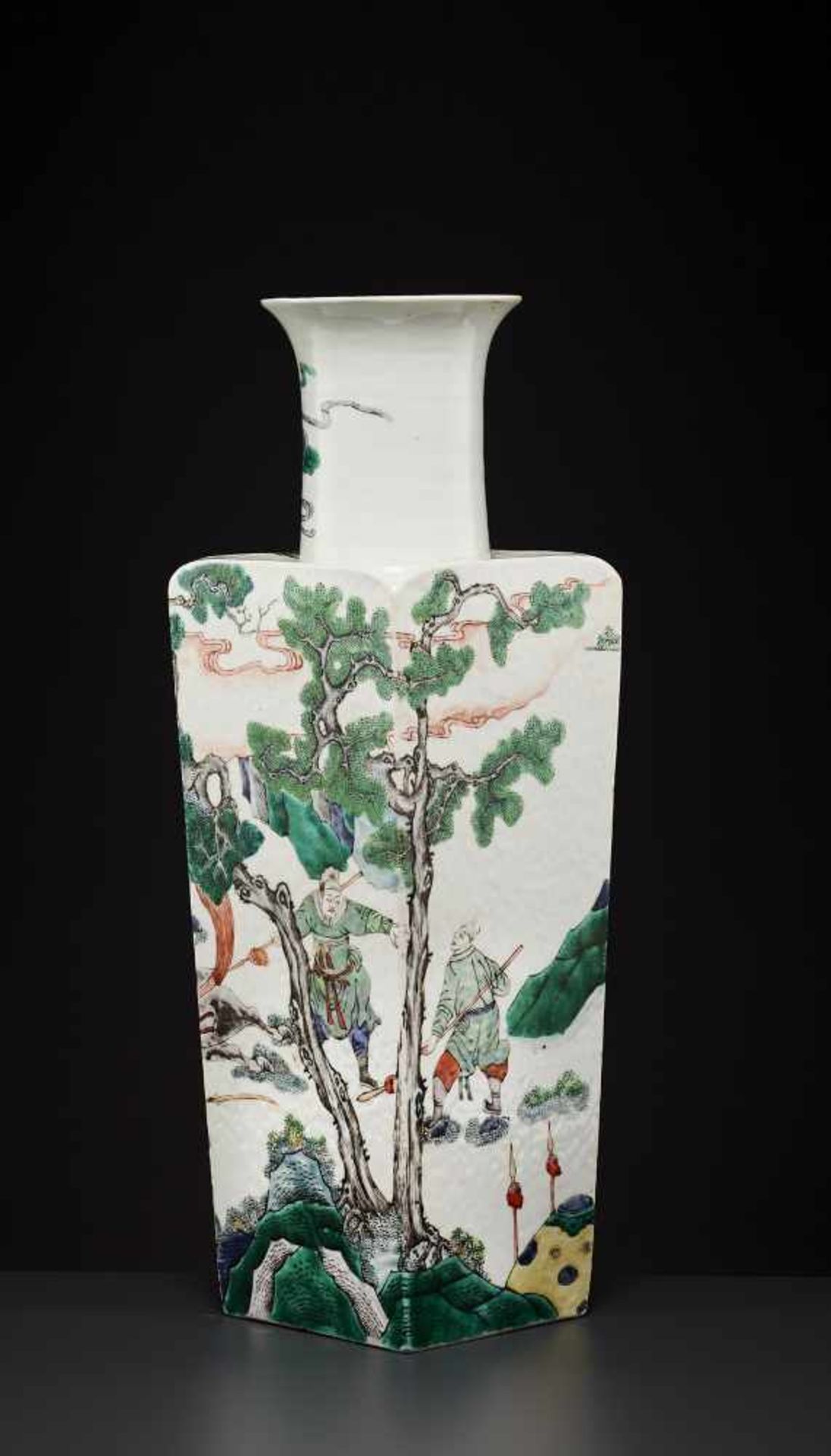A LARGE KANGXI PERIOD SQUARE VASEChina, 1662-1722, Famille Verte. The base with a leaf mark in a - Image 6 of 13