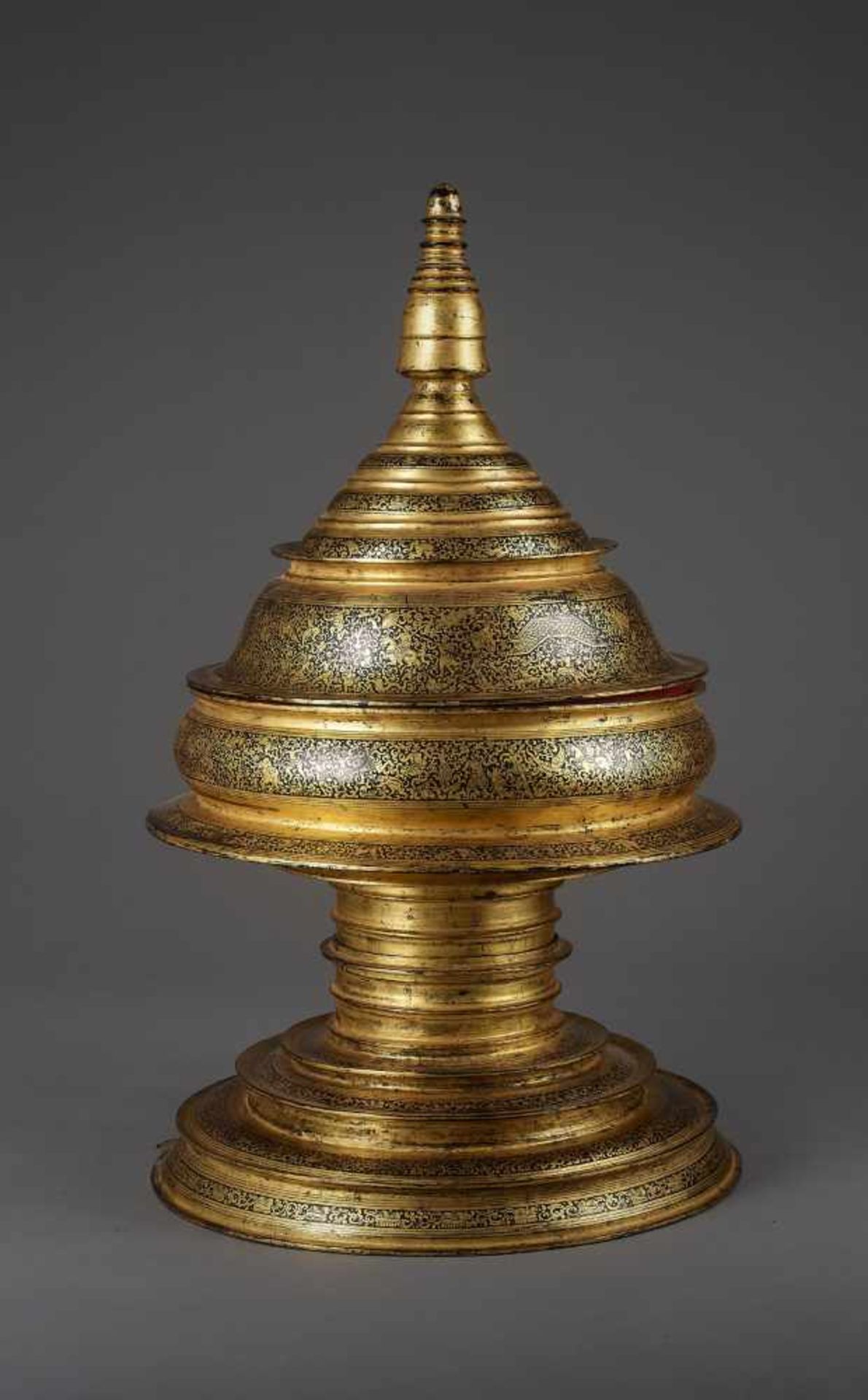 A LARGE LACQUER HSUN-OK 19TH CENTURYMyanmar, 1850-1930. The food offering vessel built of four - Image 8 of 9