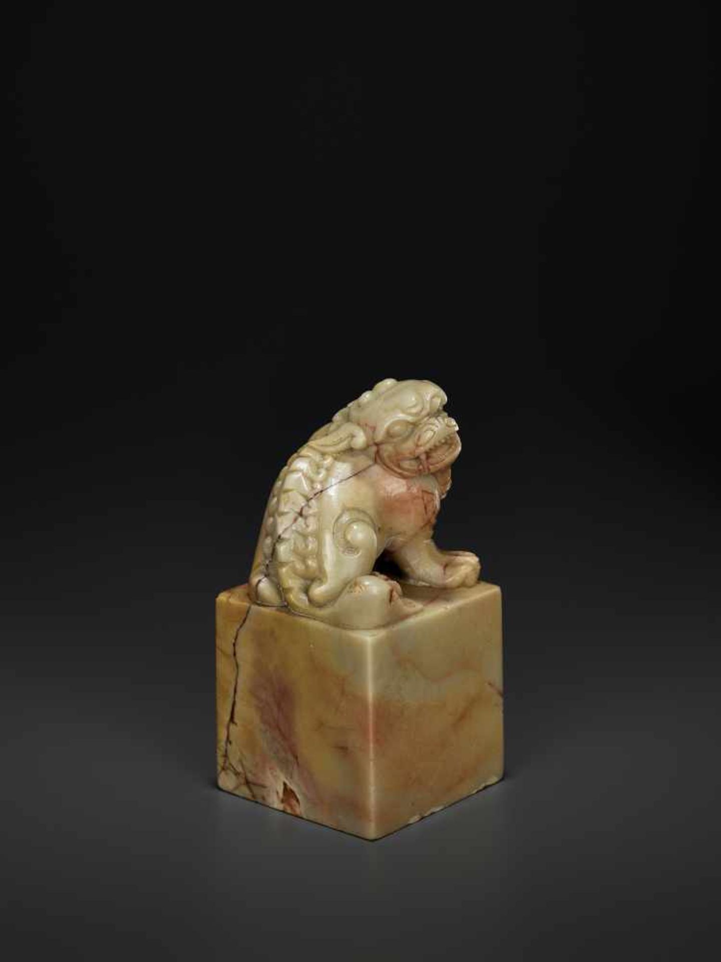 A LARGE SOAPSTONE SEAL, QINGChina, 1780-1860. Openwork carving with a Buddhist lion sitting on a - Bild 2 aus 8