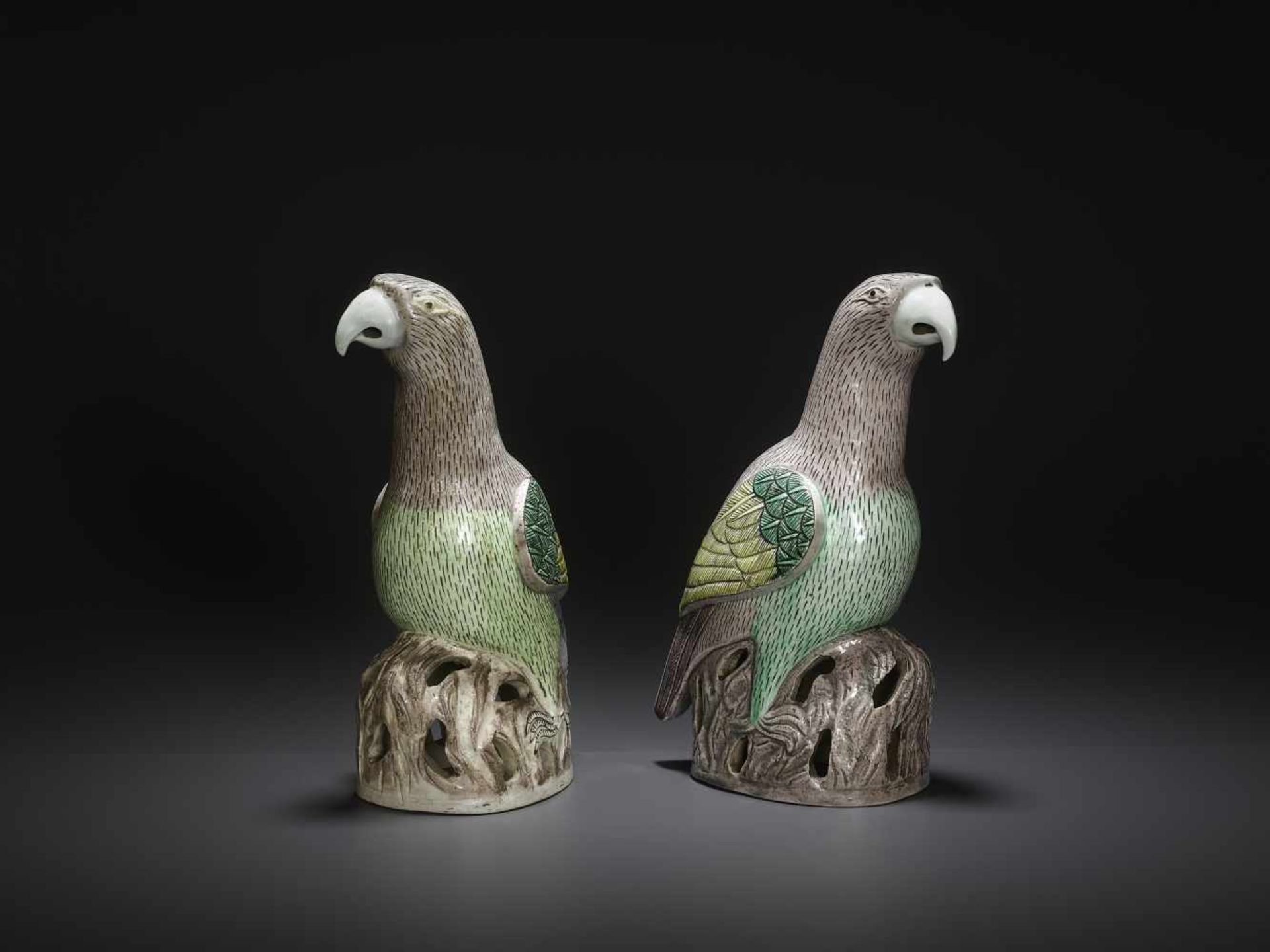 TWO KANGXI PARROTS, MINT CONDITIONChina, 1662-1722. The pair of biscuit birds painted in vivid - Bild 3 aus 8