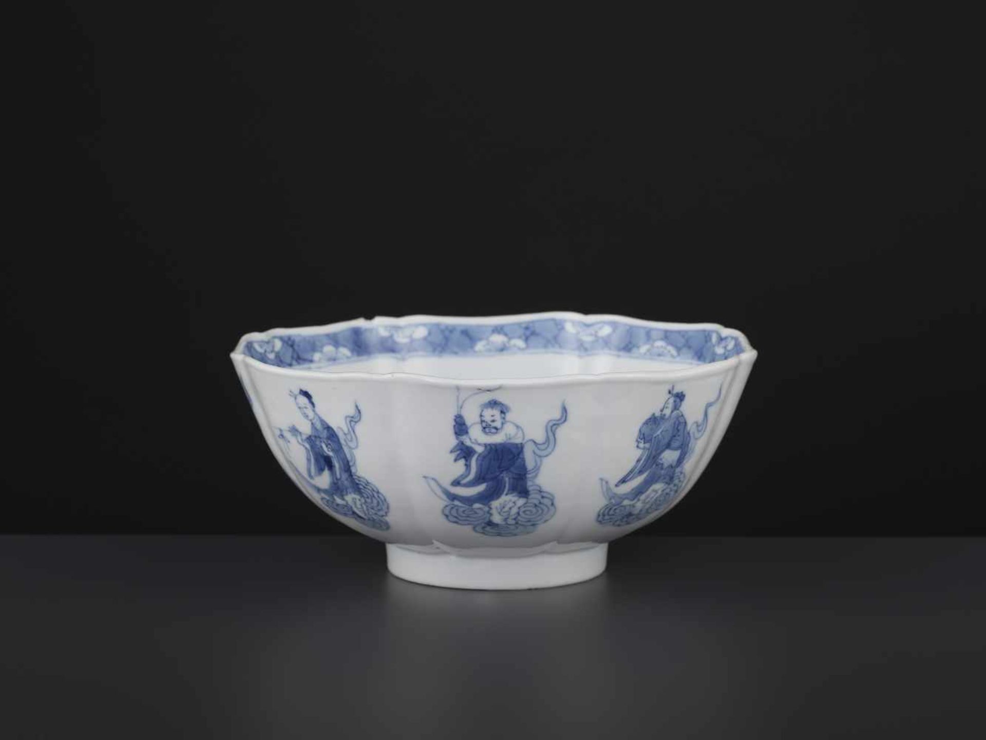 A KANGXI IMMORTALS BOWLChina, 1662-1722. The eight-lobed vessel neatly painted in cobalt blue - Bild 2 aus 9