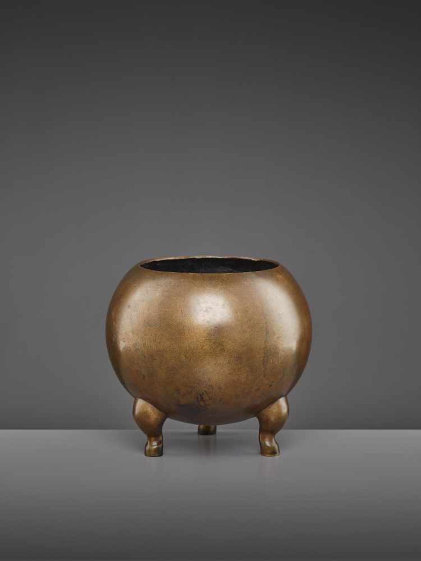 A RARE TRIPOD CENSER EARLY QINGChina, late 17th-earlier 18th century. The large vessel of simple yet - Image 8 of 9